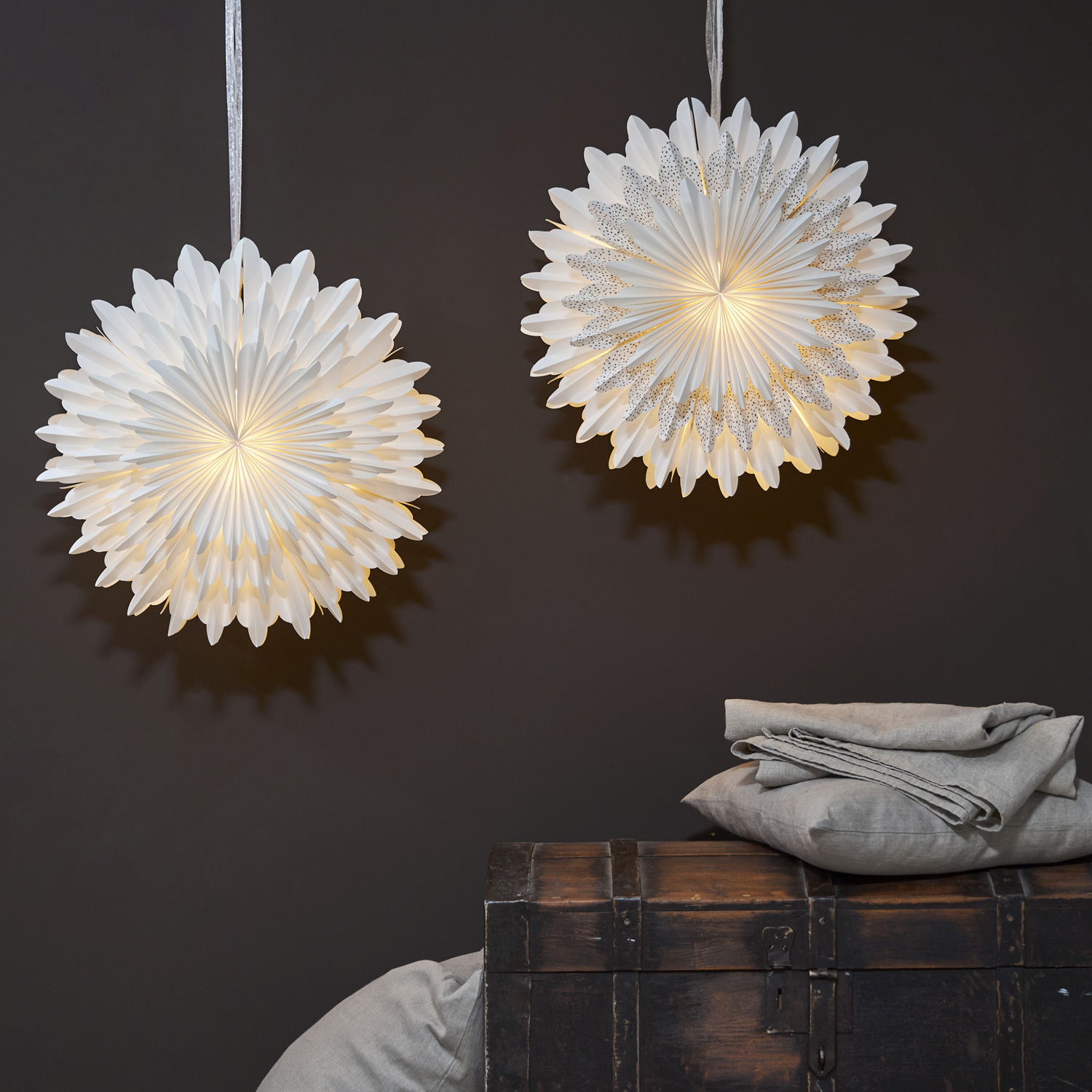 Papierstern SNOW - hängend - D: 50cm - mit Band - 3-lagig gefaltetes Papier - weiß, gold Papierstern SNOW - hängend - D: 50cm - mit Band - 3-lagig gefaltetes Papier - weiß, gold