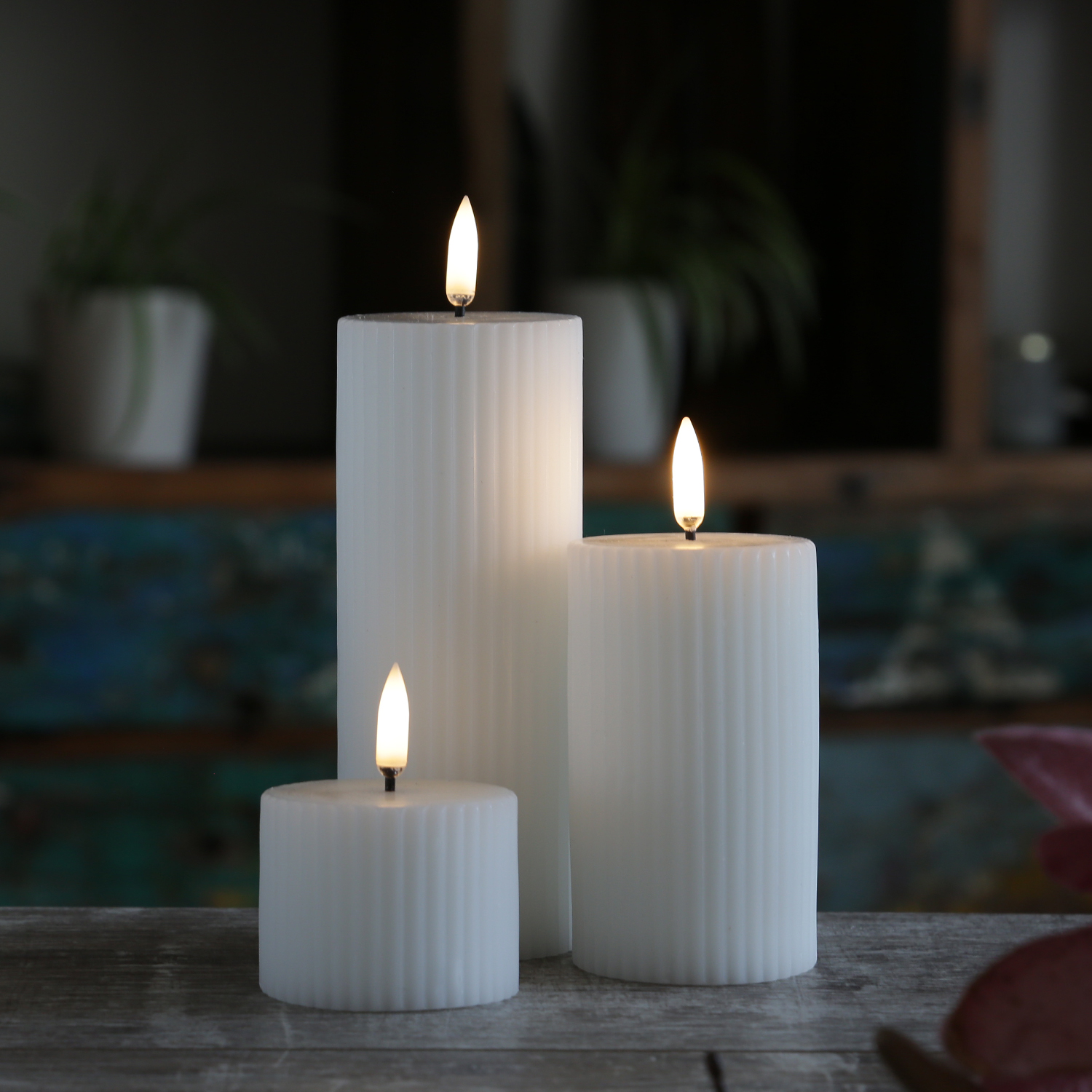 LED Kerze THEA - mit Rillen - Echtwachs - 3D Flamme - D: 5,8cm - H: 15,2cm - Timer - weiß LED Kerze THEA - mit Rillen - Echtwachs - 3D Flamme - D: 5,8cm - H: 15,2cm - Timer - weiß