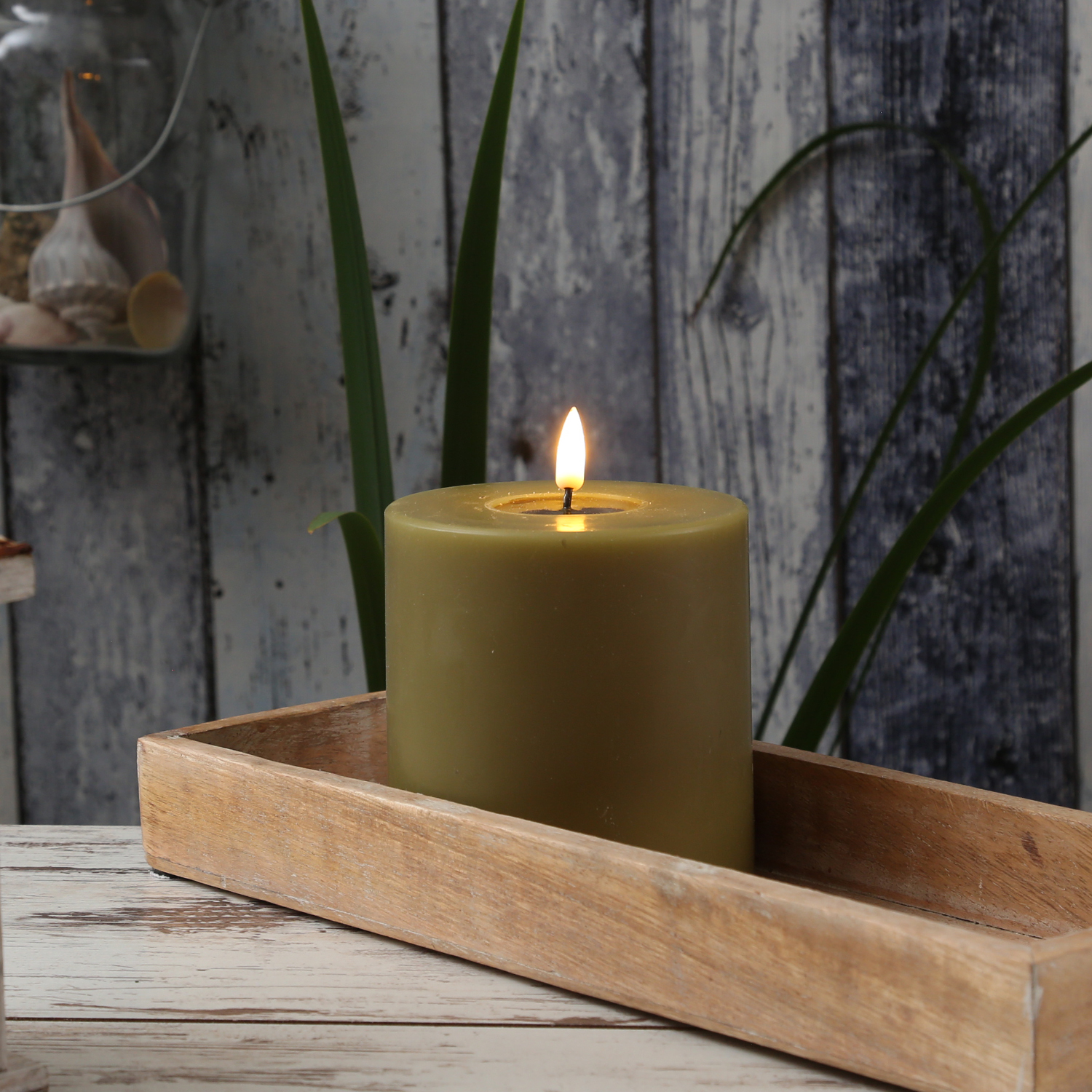LED Stumpenkerze MIA - Echtwachs - realistische 3D Flamme - H: 10cm - D: 10cm - olivgrün LED Stumpenkerze MIA - Echtwachs - realistische 3D Flamme - H: 10cm - D: 10cm - olivgrün