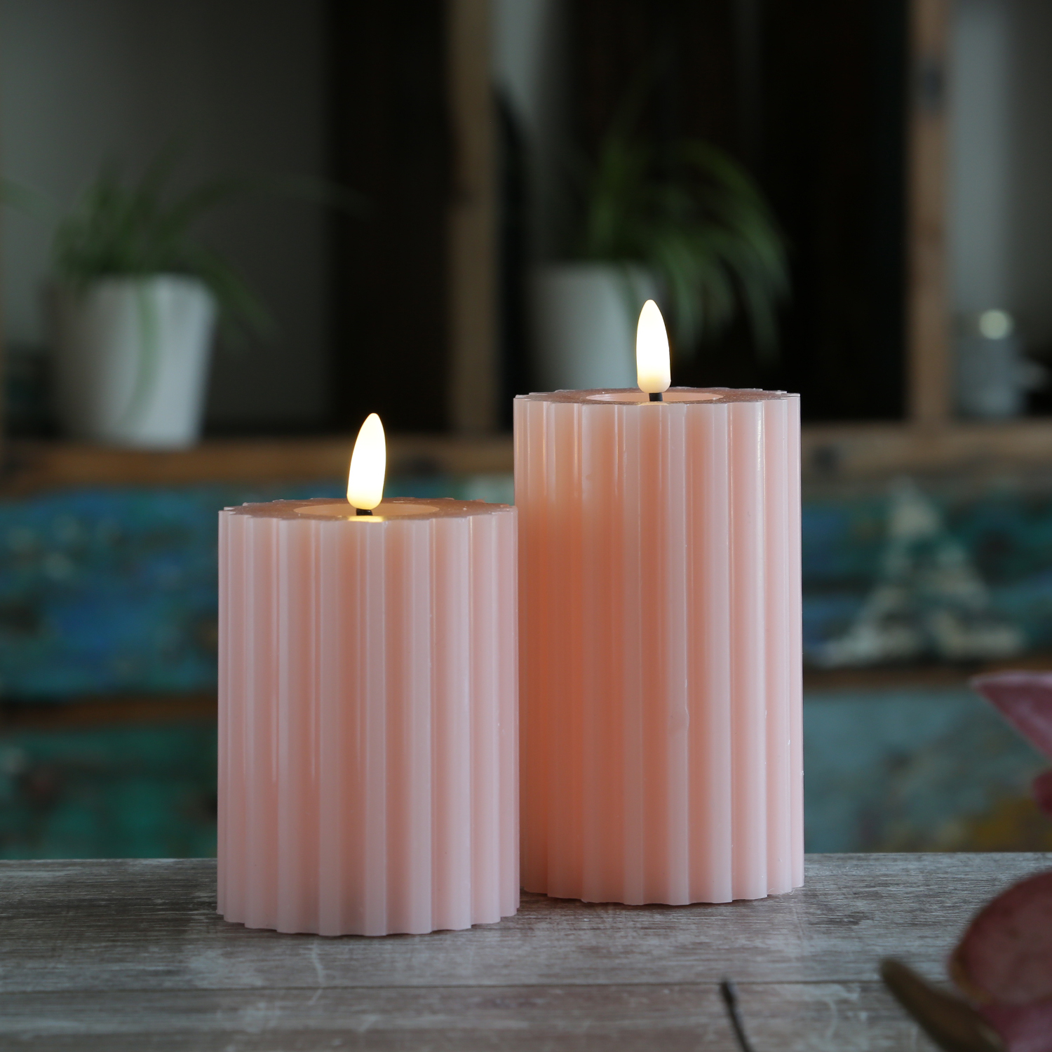 LED Kerze LIV - gerillt - Echtwachs - warmweiße 3D Flamme - H: 14,5cm - D: 7,5cm - Timer - rosa LED Kerze LIV - gerillt - Echtwachs - warmweiße 3D Flamme - H: 14,5cm - D: 7,5cm - Timer - rosa