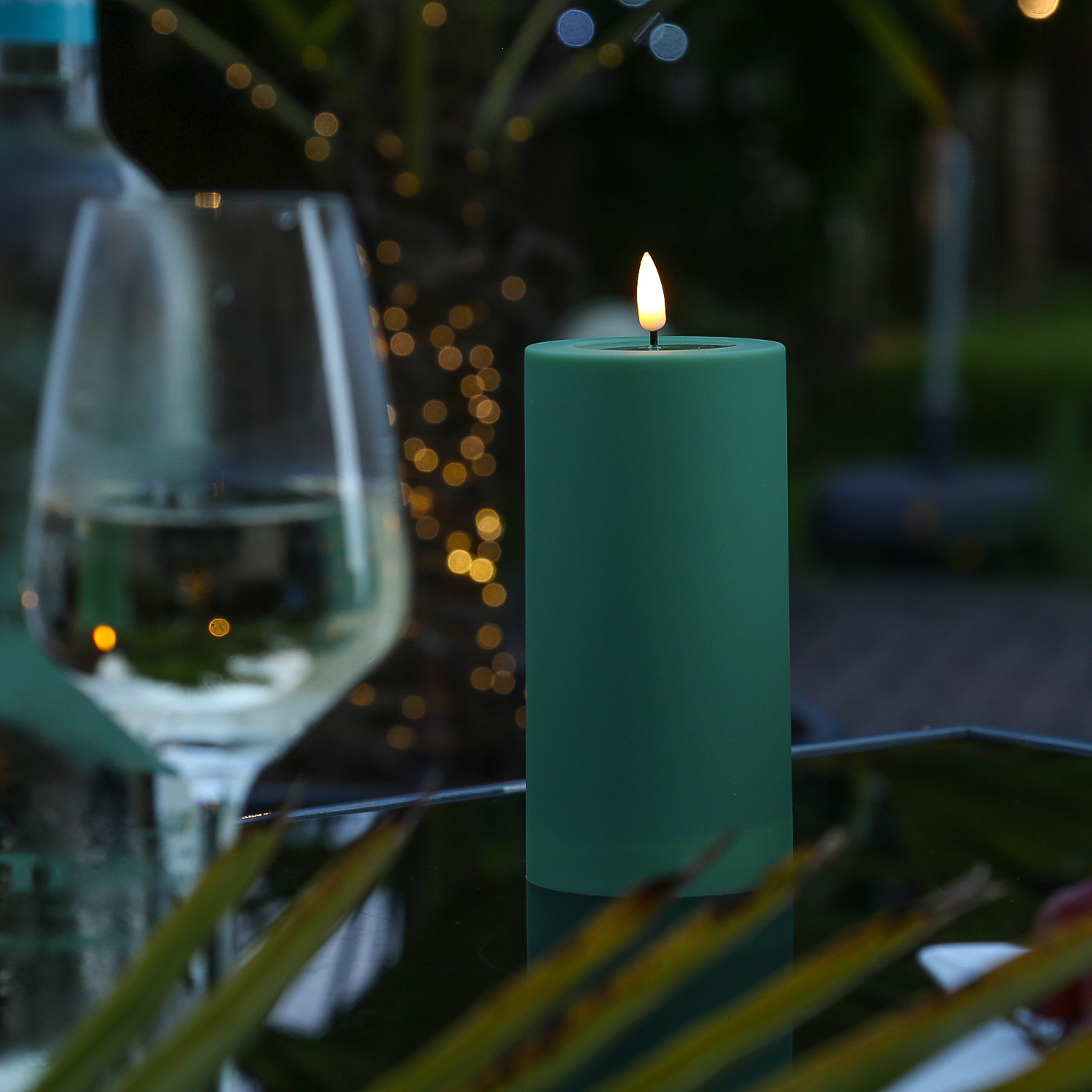 LED Stumpenkerze MIA - Kunststoff - realistische 3D Flamme - H: 15cm - outdoor - grün LED Stumpenkerze MIA - Kunststoff - realistische 3D Flamme - H: 15cm - outdoor - grün