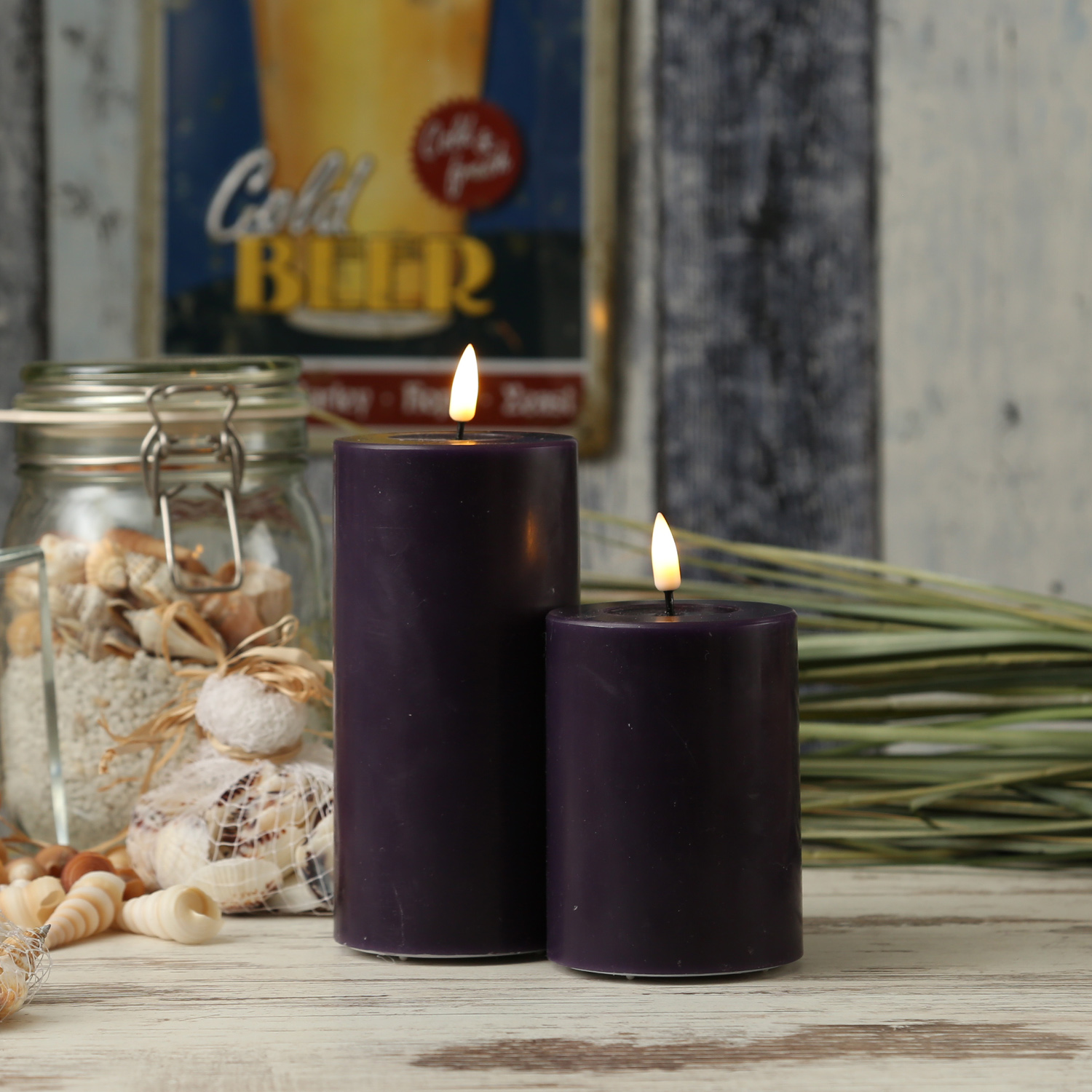 LED Stumpenkerze MIA - Echtwachs - realistische 3D Flamme - H: 15cm - D: 7,5cm - dunkellila LED Stumpenkerze MIA - Echtwachs - realistische 3D Flamme - H: 15cm - D: 7,5cm - dunkellila