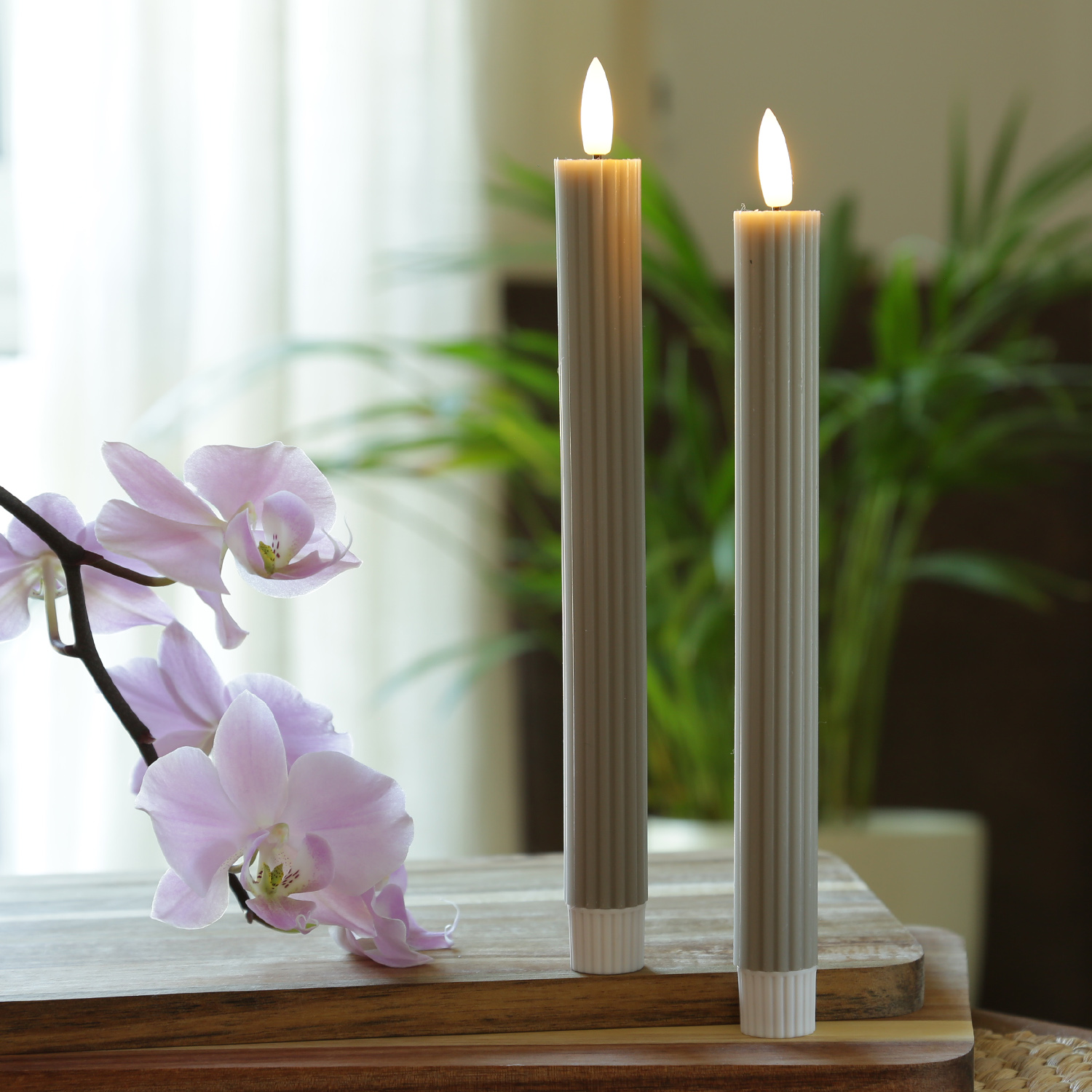 LED Stabkerzen LIV - gerillt - Echtwachs - flackernd - H: 25cm - Timer - grau - 2er Set LED Stabkerzen LIV - gerillt - Echtwachs - flackernd - H: 25cm - Timer - grau - 2er Set