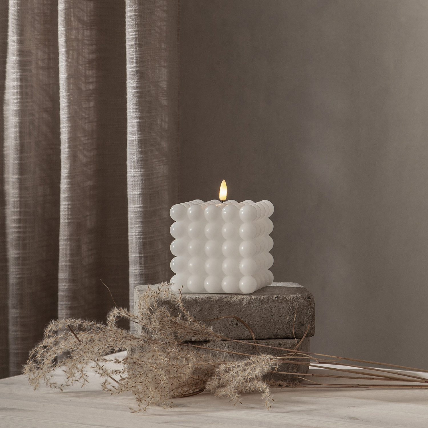LED Kerze Bubble - Würfelkerze - Echtwachs - realistische 3D Flamme - H: 12,5cm - Timer - weiß LED Kerze Bubble - Würfelkerze - Echtwachs - realistische 3D Flamme - H: 12,5cm - Timer - weiß