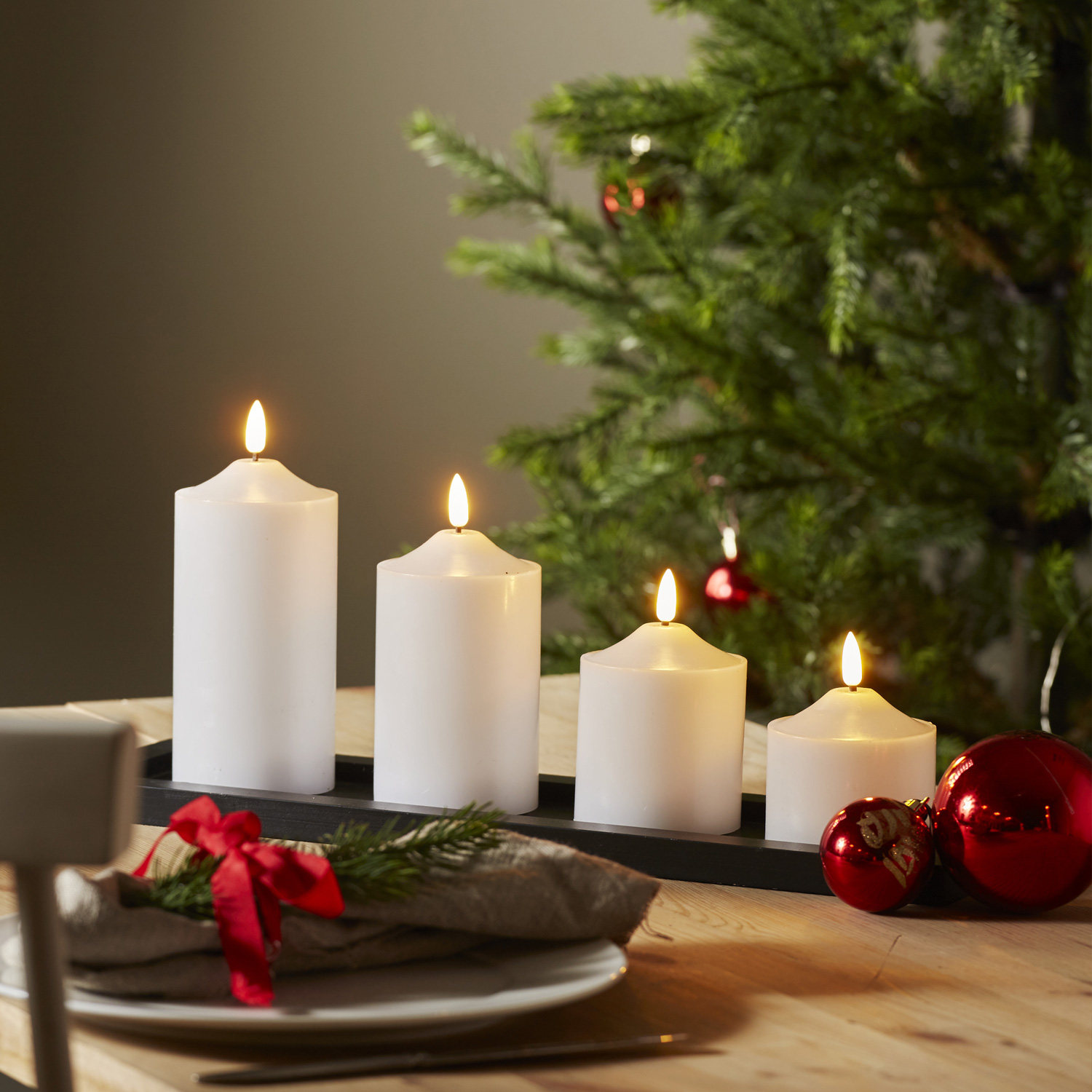 LED Stumpenkerze Flamme - Echtwachs - warmweiße 3D Flamme - H: 9,5cm - Batterie - Timer - weiß LED Stumpenkerze Flamme - Echtwachs - warmweiße 3D Flamme - H: 9,5cm - Batterie - Timer - weiß