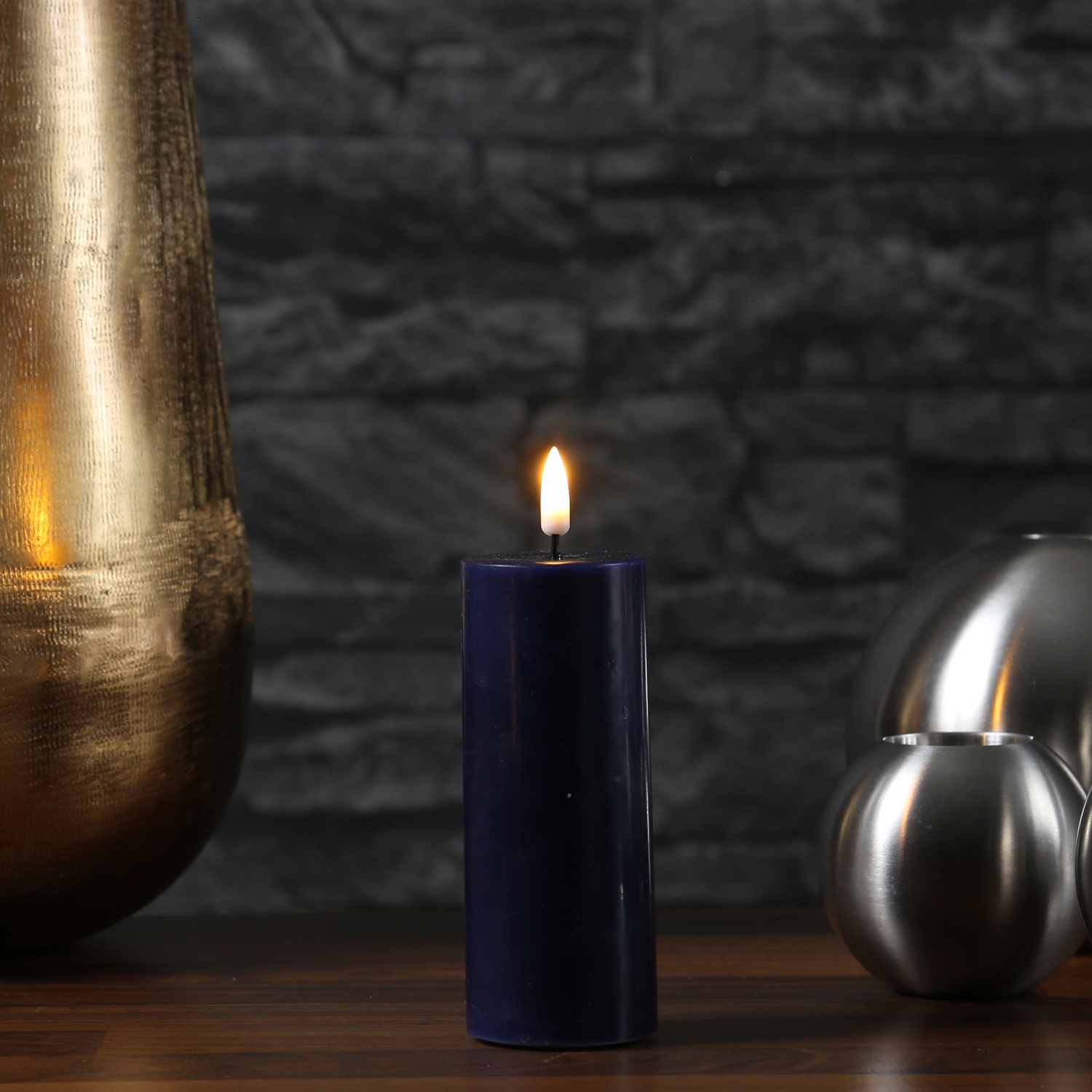 LED Stumpenkerze MIA - Echtwachs - realistische 3D Flamme - H: 12,5cm - D: 5cm - königsblau LED Stumpenkerze MIA - Echtwachs - realistische 3D Flamme - H: 12,5cm - D: 5cm - königsblau