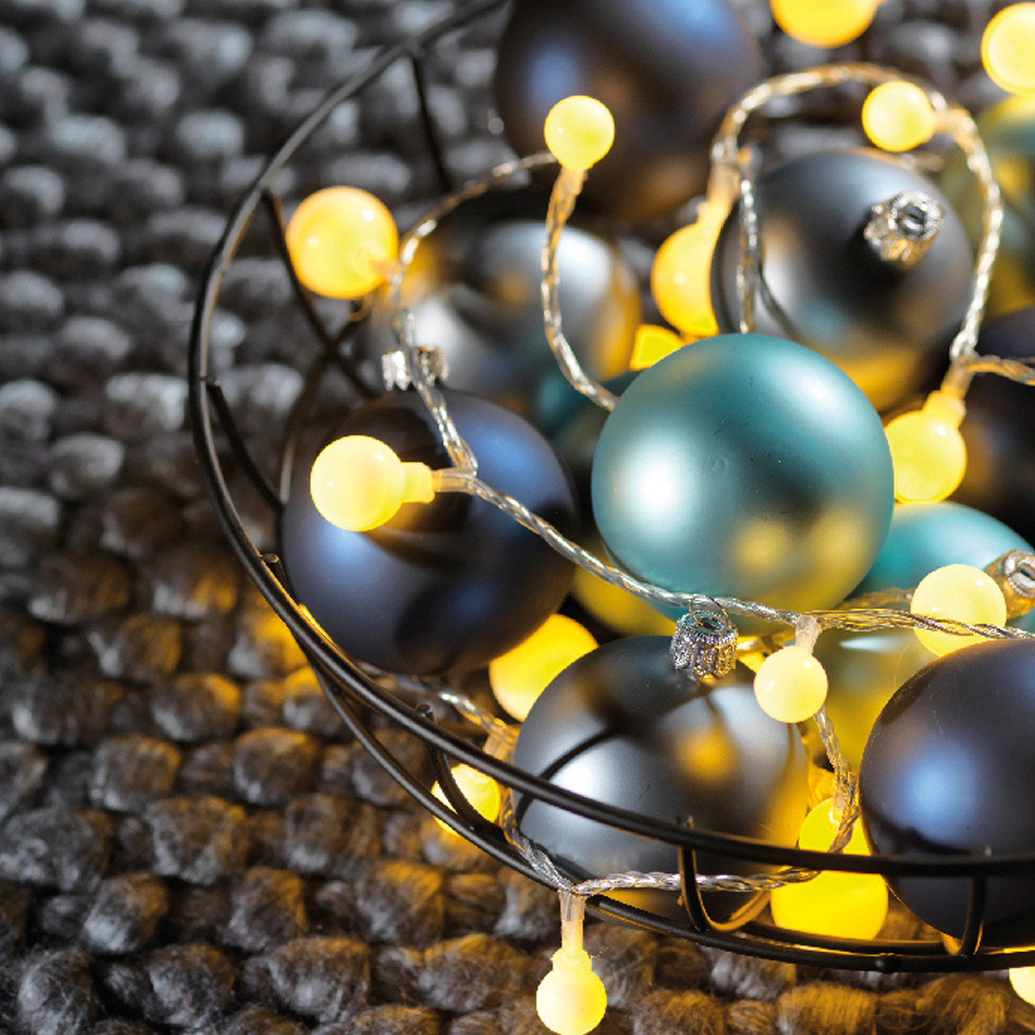 LED Lichterkette BERRY - 240 warmweiße opale Kugeln - 3 unterschiedliche Größen - L: 18m - für Außen LED Lichterkette BERRY - 240 warmweiße opale Kugeln - 3 unterschiedliche Größen - L: 18m - für Außen