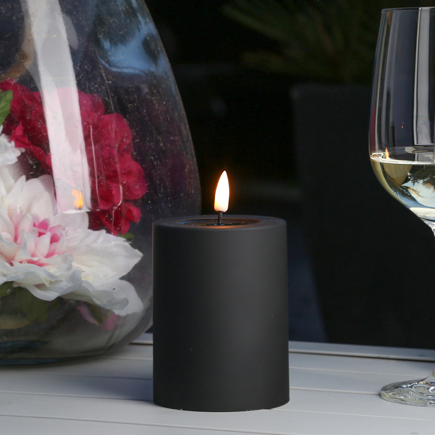 LED Stumpenkerze MIA - Kunststoff - 3D Flamme - H: 10cm - D: 7,5cm - für Außen - schwarz LED Stumpenkerze MIA - Kunststoff - 3D Flamme - H: 10cm - D: 7,5cm - für Außen - schwarz