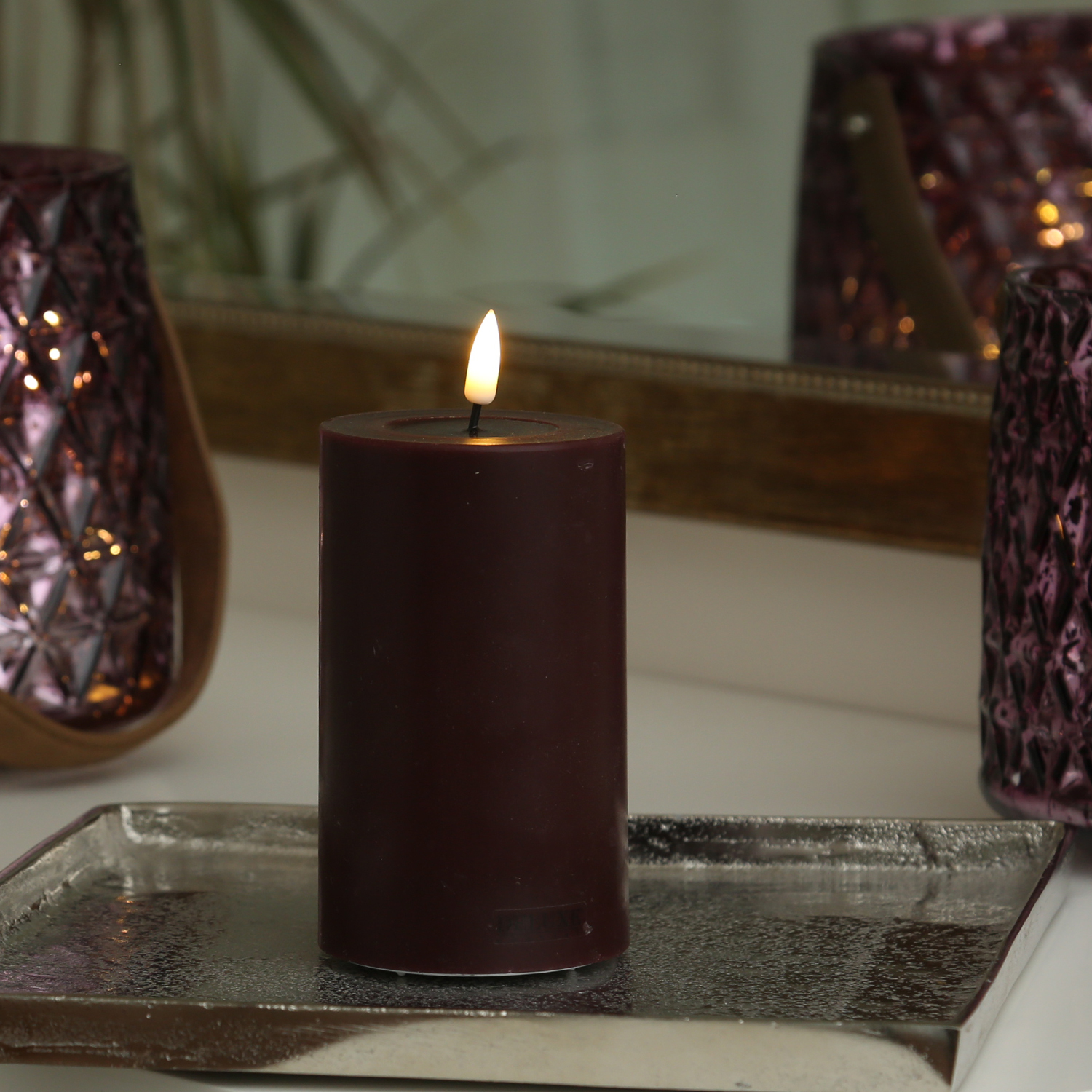 LED Stumpenkerze MIA - Echtwachs - realistische 3D Flamme - H: 12,5cm - D: 7,5cm - weinrot LED Stumpenkerze MIA - Echtwachs - realistische 3D Flamme - H: 12,5cm - D: 7,5cm - weinrot