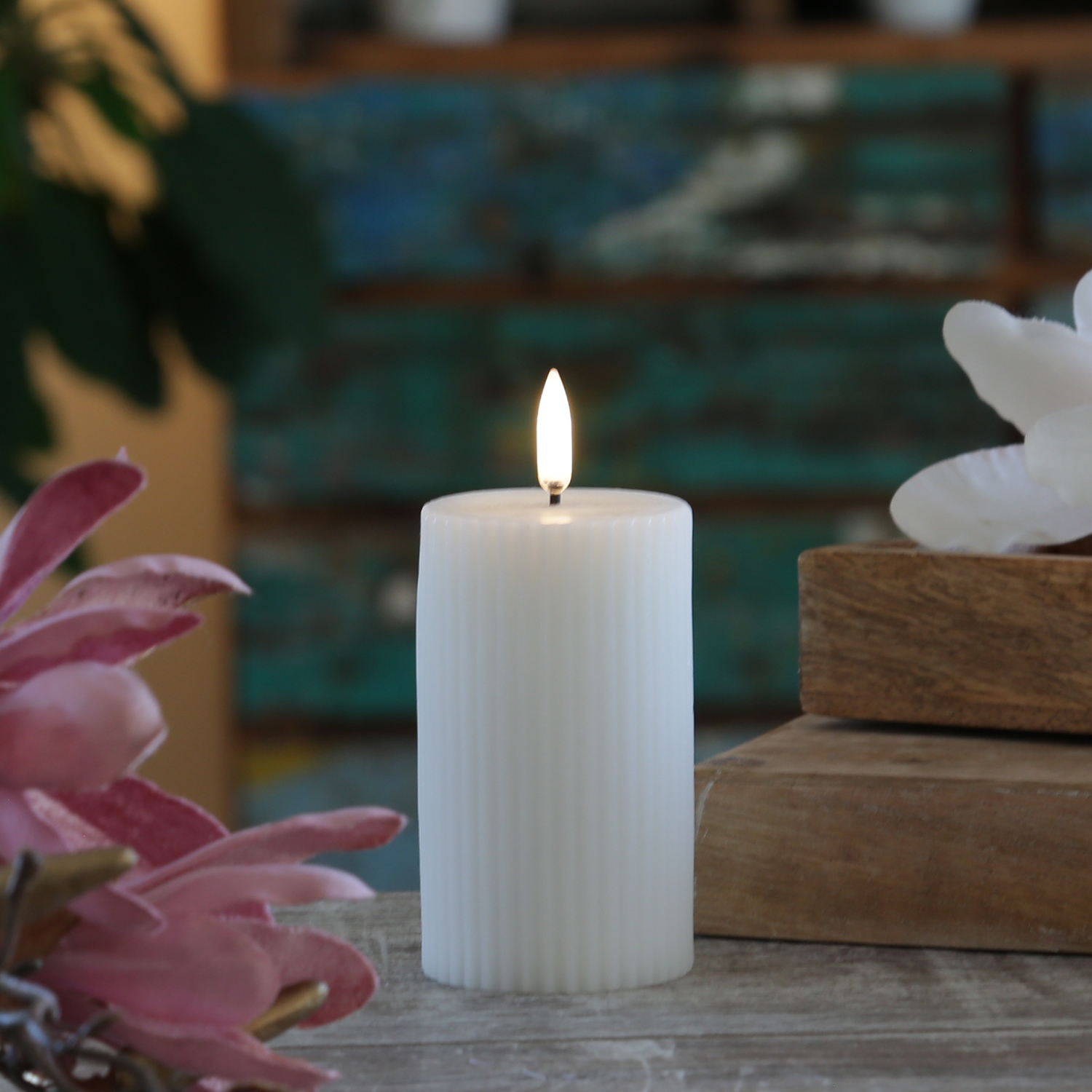 LED Kerze THEA - mit Rillen - Echtwachs - 3D Flamme - D: 5,8cm - H: 10,1cm - Timer - weiß LED Kerze THEA - mit Rillen - Echtwachs - 3D Flamme - D: 5,8cm - H: 10,1cm - Timer - weiß