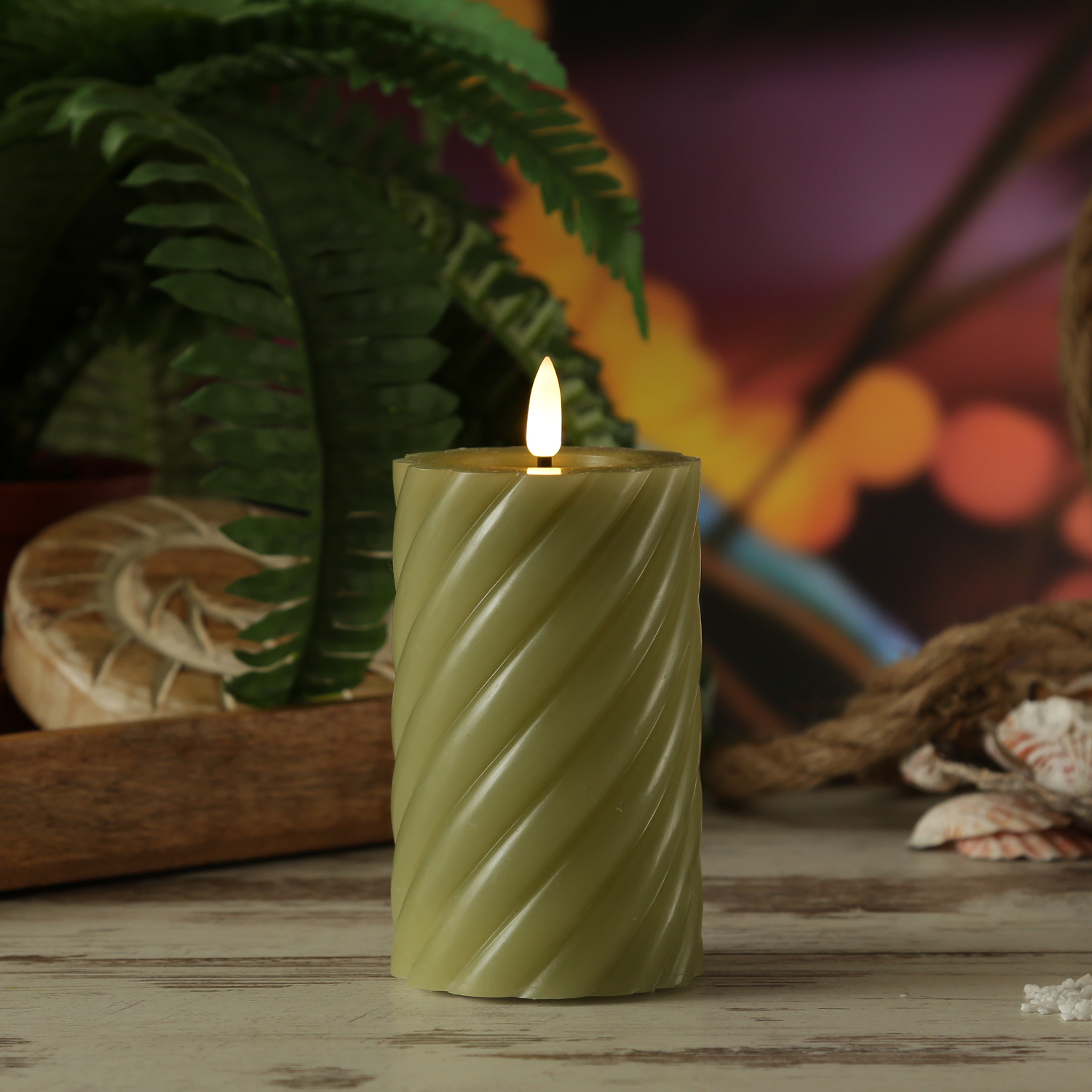 LED Stumpenkerze TWIST - Echtwachs - warmweiße 3D Flamme - H: 15cm - Batterie - Timer - grün LED Stumpenkerze TWIST - Echtwachs - warmweiße 3D Flamme - H: 15cm - Batterie - Timer - grün