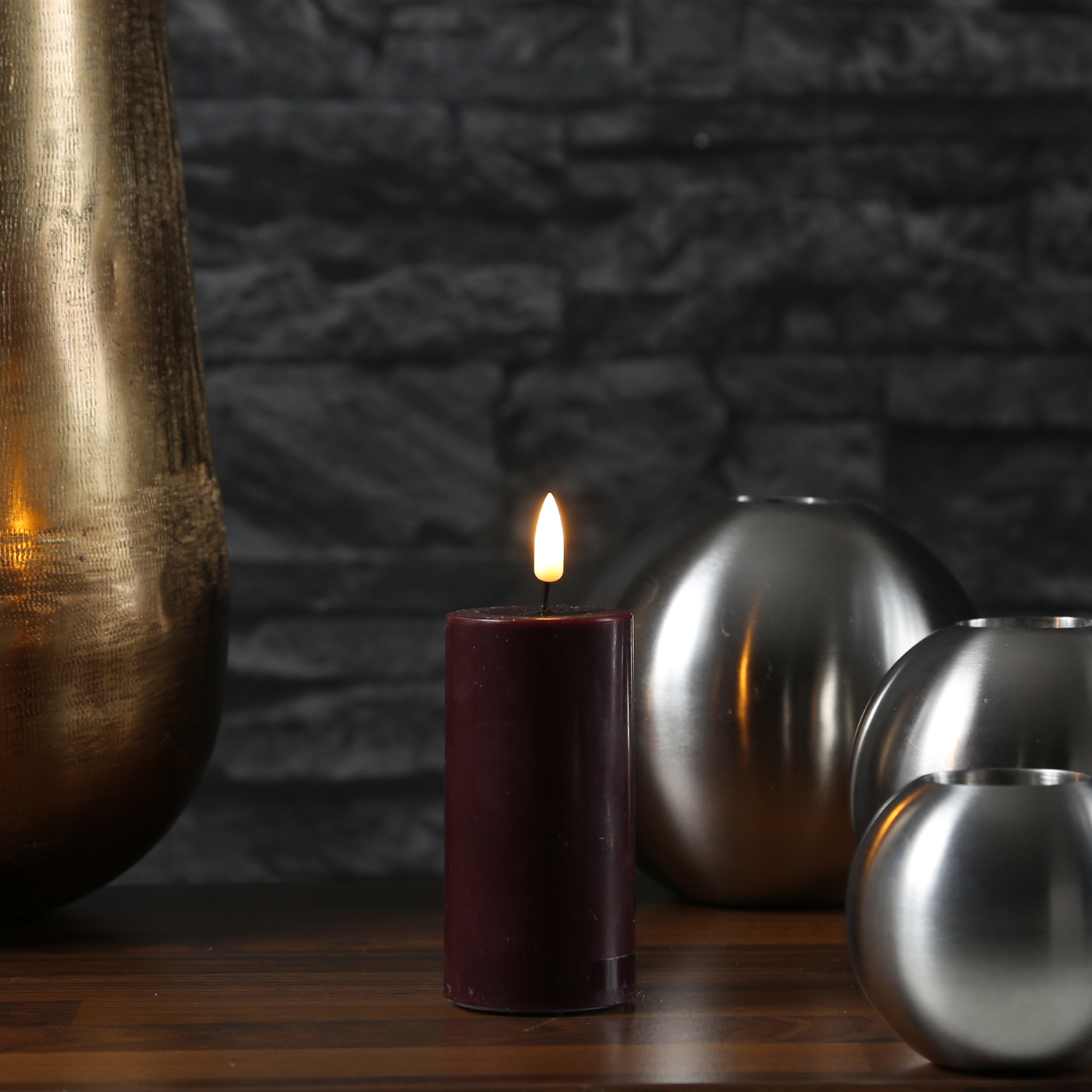 LED Stumpenkerze MIA - Echtwachs - realistische 3D Flamme - H: 10cm - D: 5cm - weinrot LED Stumpenkerze MIA - Echtwachs - realistische 3D Flamme - H: 10cm - D: 5cm - weinrot