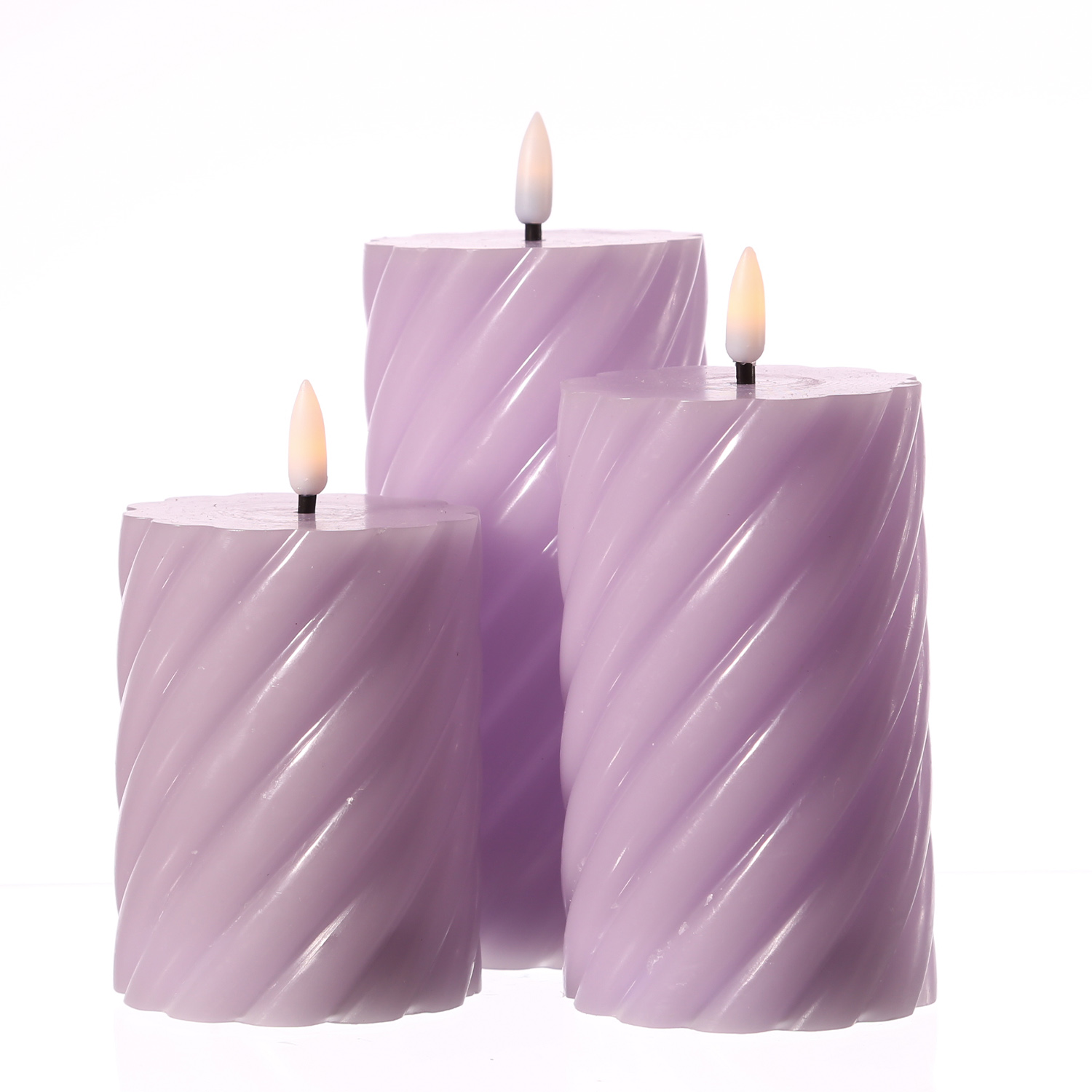LED Stumpenkerze SWIRL - Echtwachs - warmweiße 3D Flamme - H: 12,5cm - Batterie - Timer - flieder LED Stumpenkerze SWIRL - Echtwachs - warmweiße 3D Flamme - H: 12,5cm - Batterie - Timer - flieder