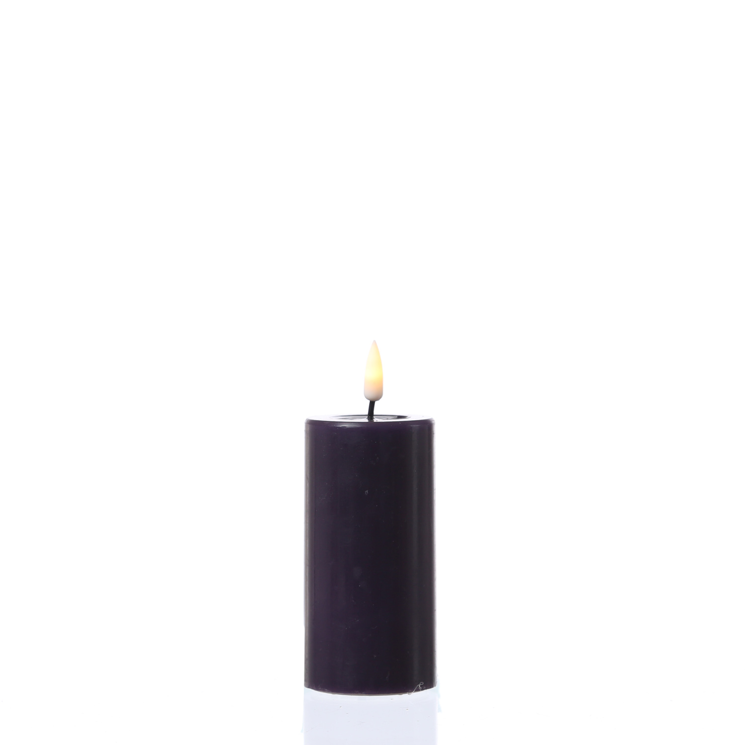LED Stumpenkerze MIA - Echtwachs - realistische 3D Flamme - H: 10cm - D: 5cm - dunkellila LED Stumpenkerze MIA - Echtwachs - realistische 3D Flamme - H: 10cm - D: 5cm - dunkellila