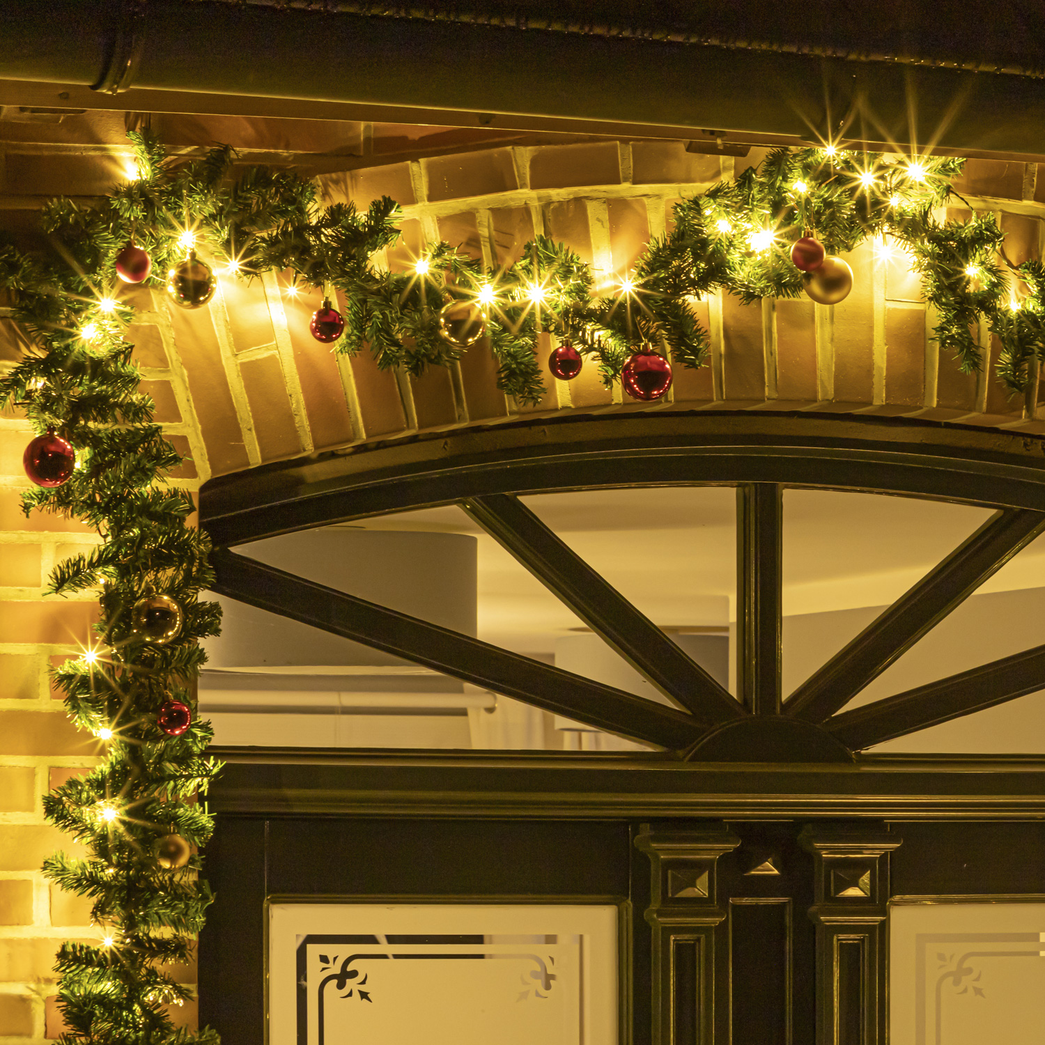 LED Tannengirlande - Türbogen inkl. Christbaumkugeln - 80 warmweiße LED - L. 5,0m - außen - rot/gold