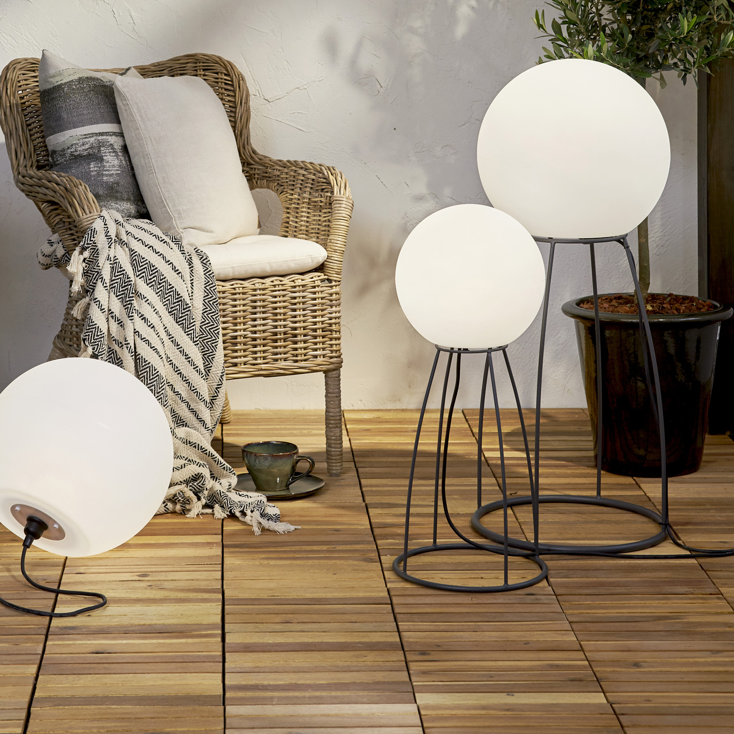 Beistelllampe/Gartenlampe "SIT" - outdoor IP65 - E27 Sockel - H: 70cm D: 29cm - max 23W - weiß Beistelllampe/Gartenlampe "SIT" - outdoor IP65 - E27 Sockel - H: 70cm D: 29cm - max 23W - weiß