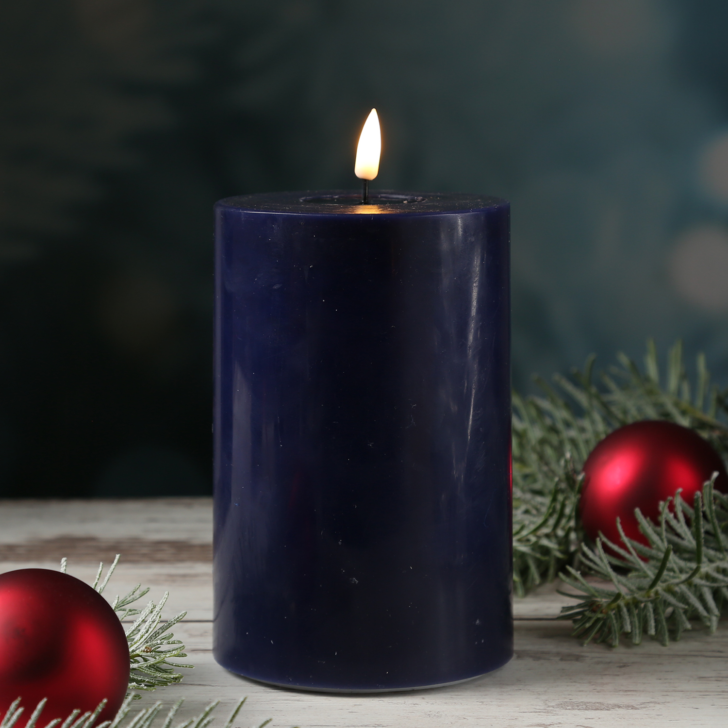 LED Stumpenkerze MIA - Echtwachs - realistische 3D Flamme - H: 15cm - D: 10cm - königsblau LED Stumpenkerze MIA - Echtwachs - realistische 3D Flamme - H: 15cm - D: 10cm - königsblau