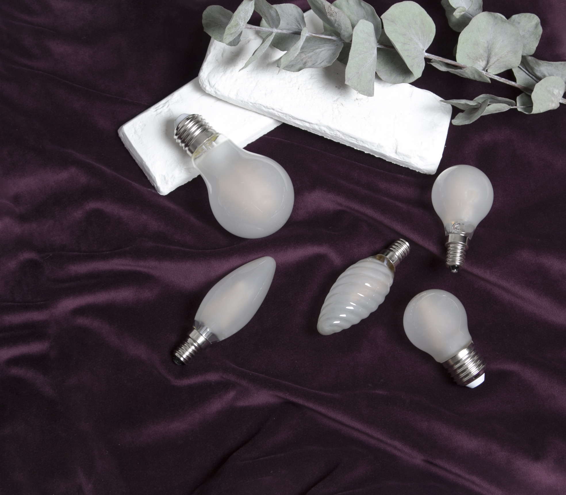 LED Tropfenlampe FILA A60 - E27 - 4,8W - WW 2700K - 540lm - gefrostet LED Tropfenlampe FILA A60 - E27 - 4,8W - WW 2700K - 540lm - gefrostet