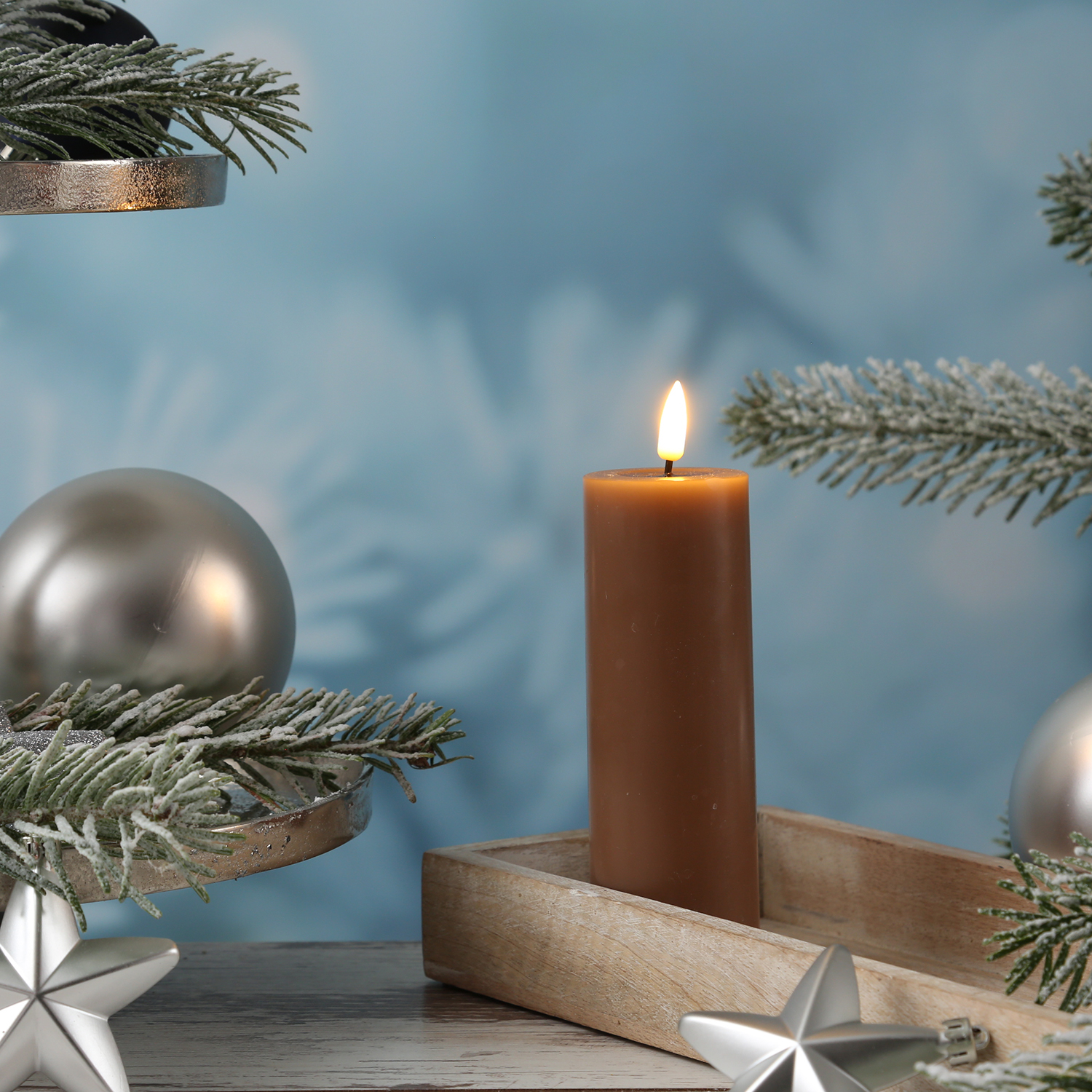 LED Stumpenkerze MIA - Echtwachs - realistische 3D Flamme - H: 15cm - D: 5cm - karamell LED Stumpenkerze MIA - Echtwachs - realistische 3D Flamme - H: 15cm - D: 5cm - karamell
