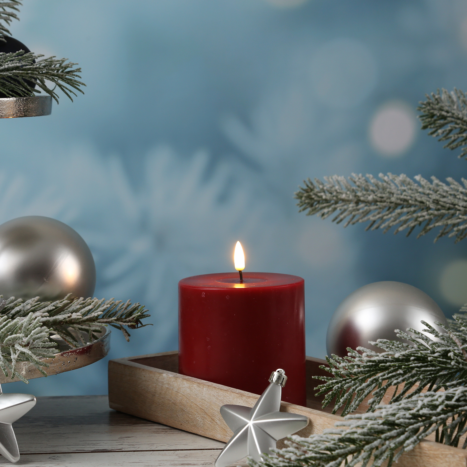 LED Stumpenkerze MIA - Echtwachs - realistische 3D Flamme - H: 10cm - D: 10cm - bordeauxrot LED Stumpenkerze MIA - Echtwachs - realistische 3D Flamme - H: 10cm - D: 10cm - bordeauxrot