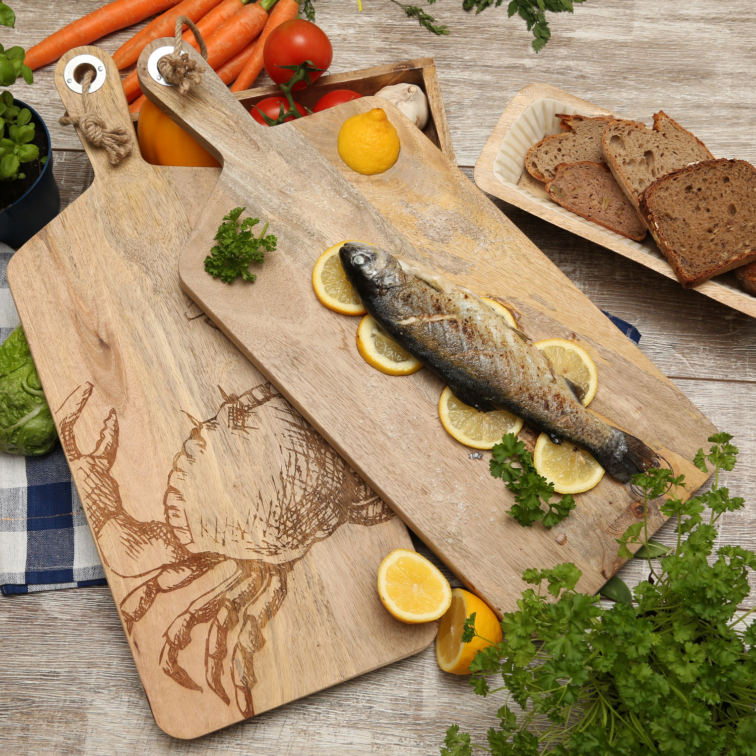 Schneidebrett - Vesperbrett - Krebsmotiv - Mangoholz - Kordel - L: 58cm - natur