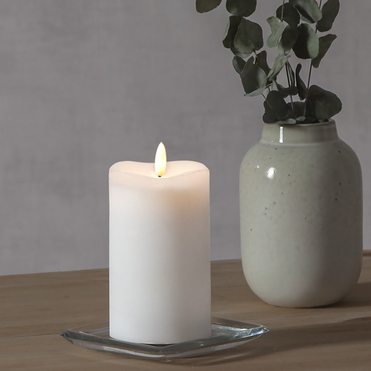 LED Stumpenkerze "Flamme" - Echtwachs - warmweiße Flamme - H: 14cm - Batteriebetrieb - Timer LED Stumpenkerze "Flamme" - Echtwachs - warmweiße Flamme - H: 14cm - Batteriebetrieb - Timer