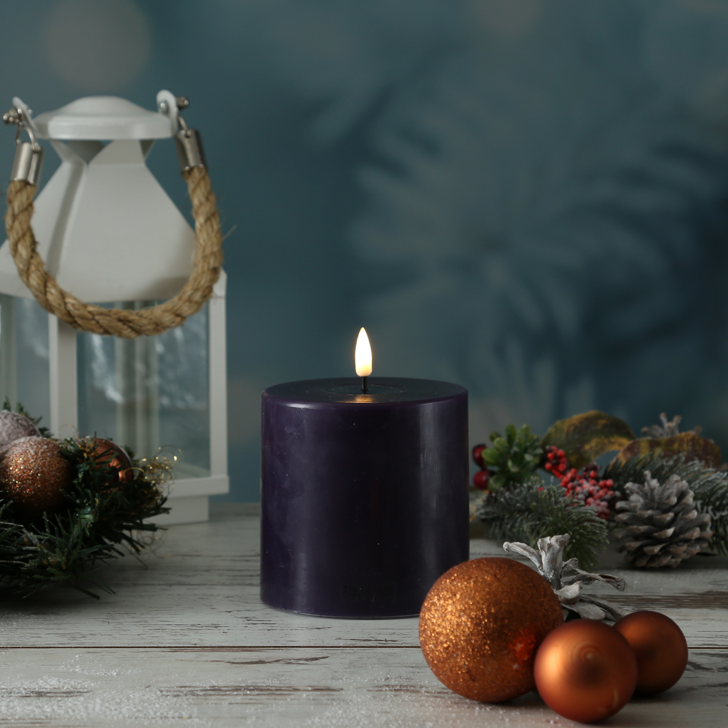 LED Stumpenkerze MIA - Echtwachs - realistische 3D Flamme - H: 10cm - D: 10cm - dunkellila LED Stumpenkerze MIA - Echtwachs - realistische 3D Flamme - H: 10cm - D: 10cm - dunkellila