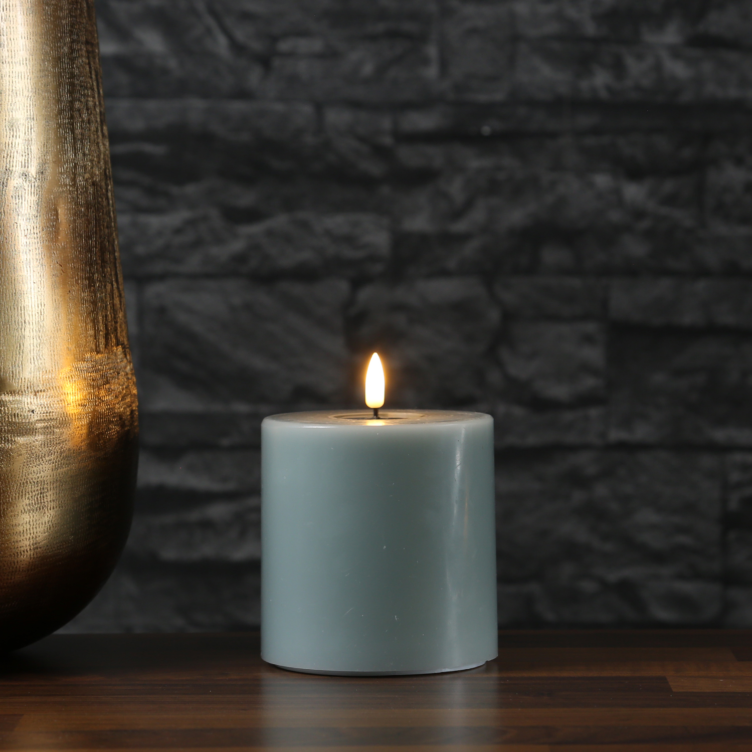 LED Stumpenkerze MIA - Echtwachs - realistische 3D Flamme - H: 10cm - D: 10cm - salbeigrün LED Stumpenkerze MIA - Echtwachs - realistische 3D Flamme - H: 10cm - D: 10cm - salbeigrün