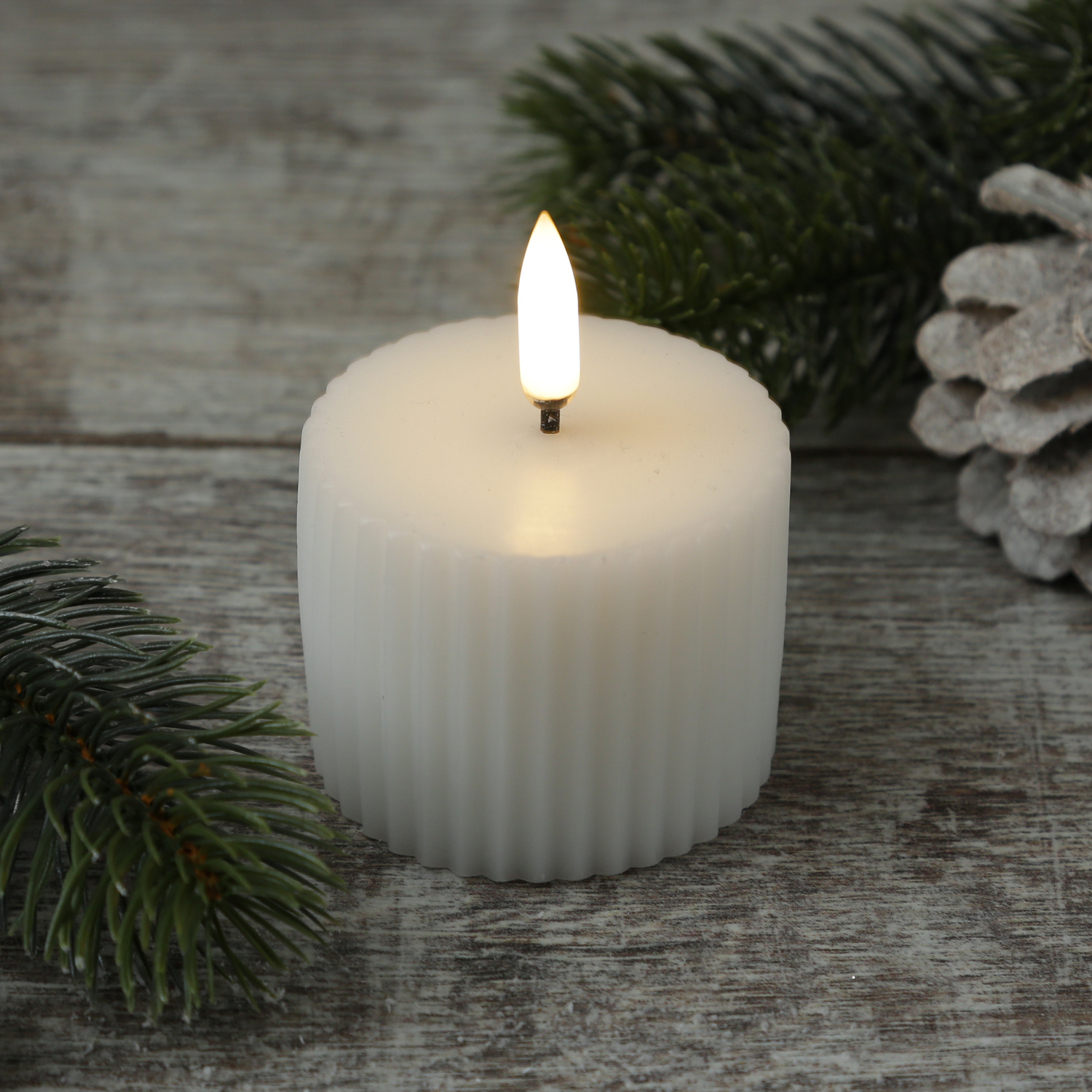 LED Mini Kerze THEA - mit Rillen - Echtwachs - 3D Flamme - D: 5,8cm - H: 7,3cm - Timer - weiß LED Mini Kerze THEA - mit Rillen - Echtwachs - 3D Flamme - D: 5,8cm - H: 7,3cm - Timer - weiß