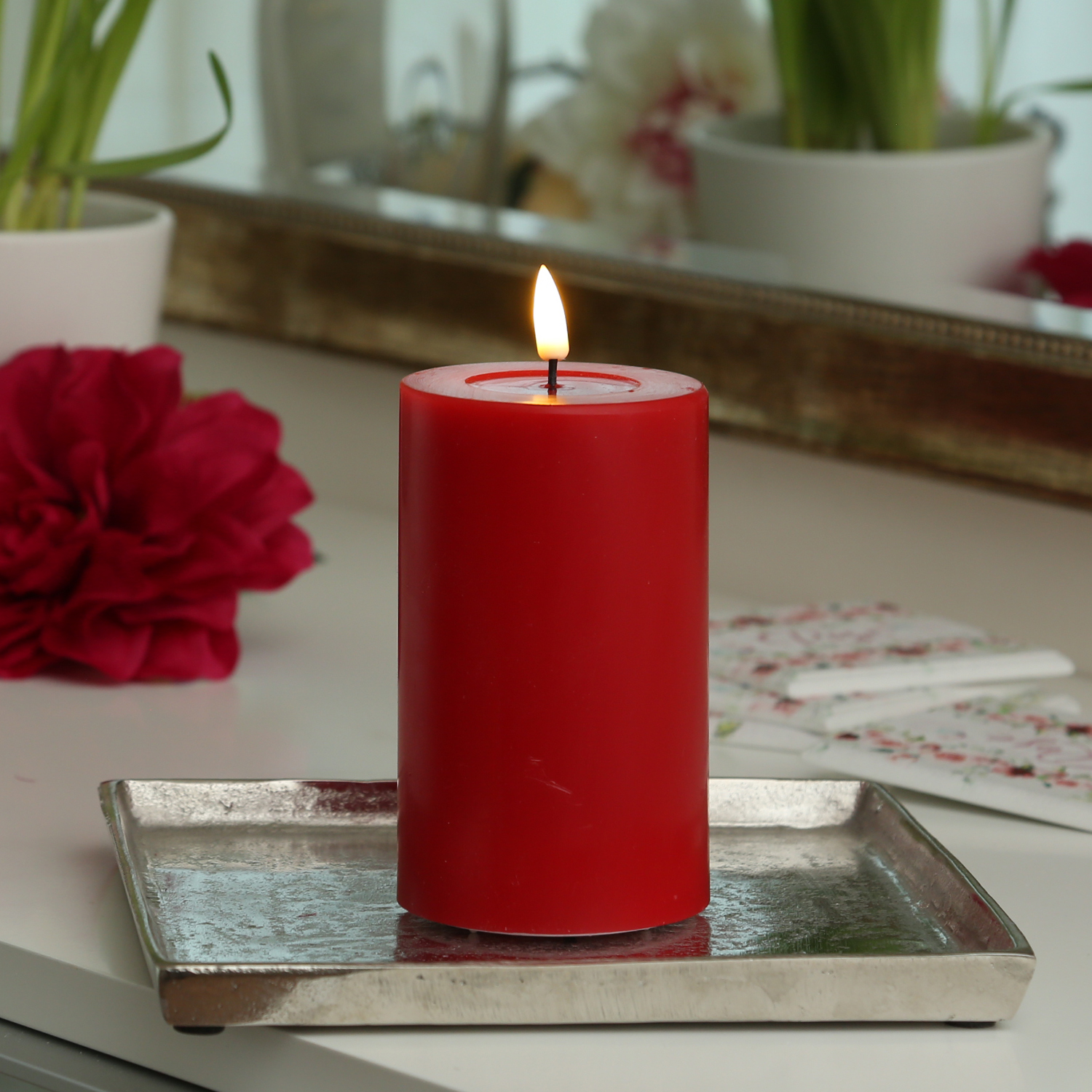 LED Stumpenkerze MIA - Echtwachs - realistische 3D Flamme - H: 12,5cm - D: 7,5cm - rot LED Stumpenkerze MIA - Echtwachs - realistische 3D Flamme - H: 12,5cm - D: 7,5cm - rot