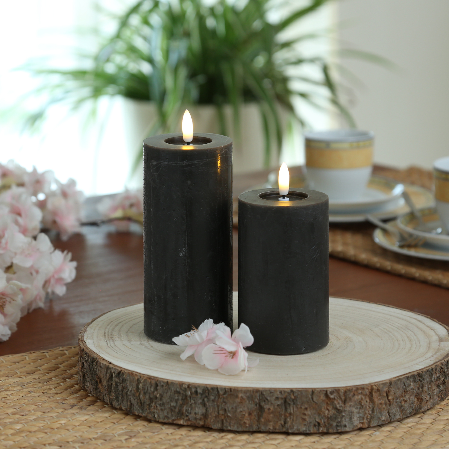 LED Kerze LINA - Rustik-Optik - Echtwachs - H: 11cm - D: 7cm - Batterie - Timer - schwarz