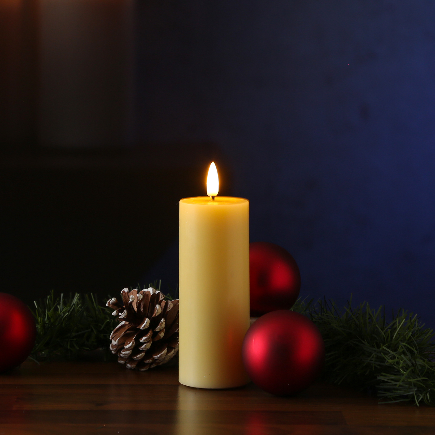 LED Stumpenkerze MIA - Echtwachs - realistische 3D Flamme - H: 12,5cm D: 5cm - Batterie - gelb LED Stumpenkerze MIA - Echtwachs - realistische 3D Flamme - H: 12,5cm D: 5cm - Batterie - gelb