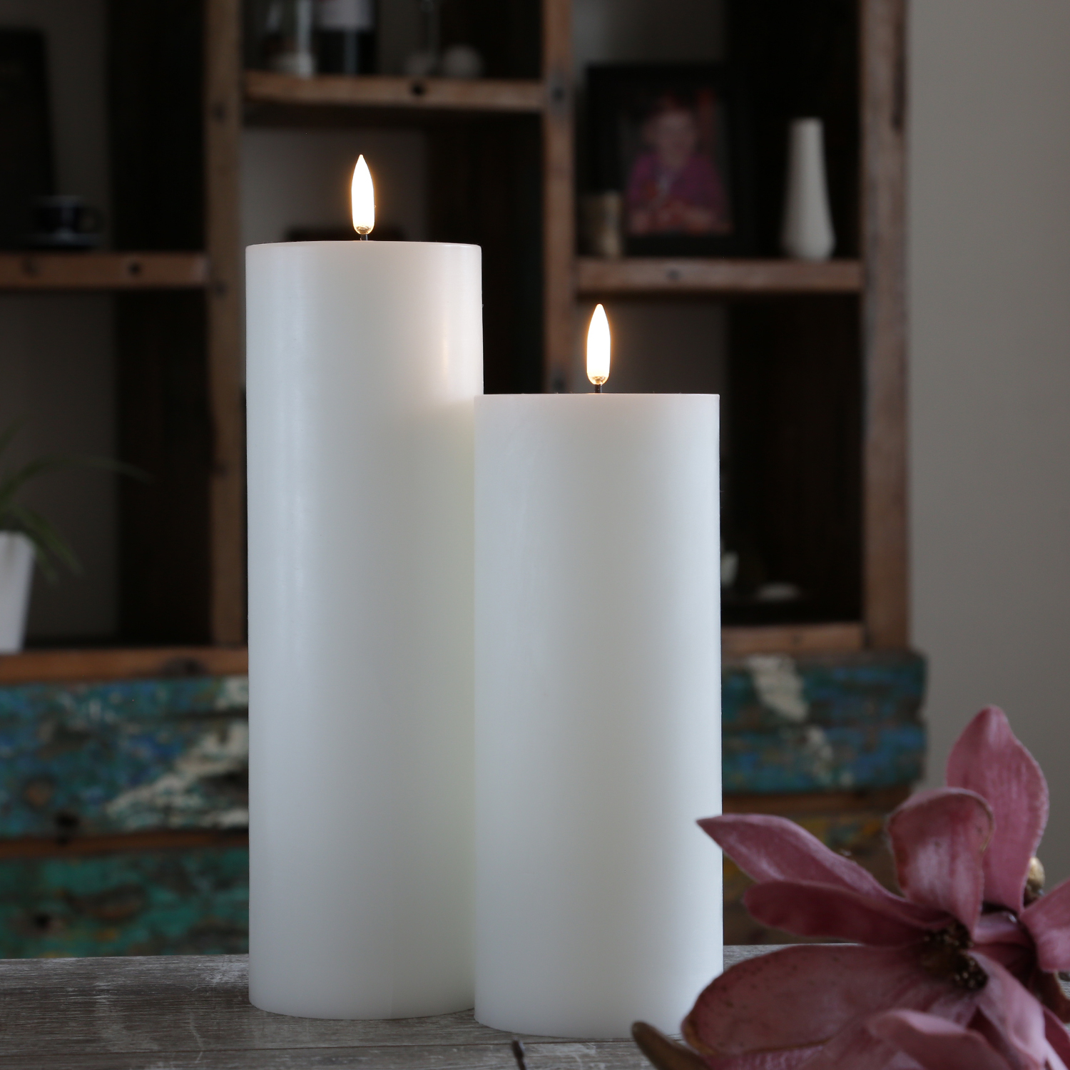 LED Kerze THEA - Echtwachs - 3D Flamme - H: 20cm - D: 7,8cm - Timer - bis zu 1000 Std. - weiß LED Kerze THEA - Echtwachs - 3D Flamme - H: 20cm - D: 7,8cm - Timer - bis zu 1000 Std. - weiß