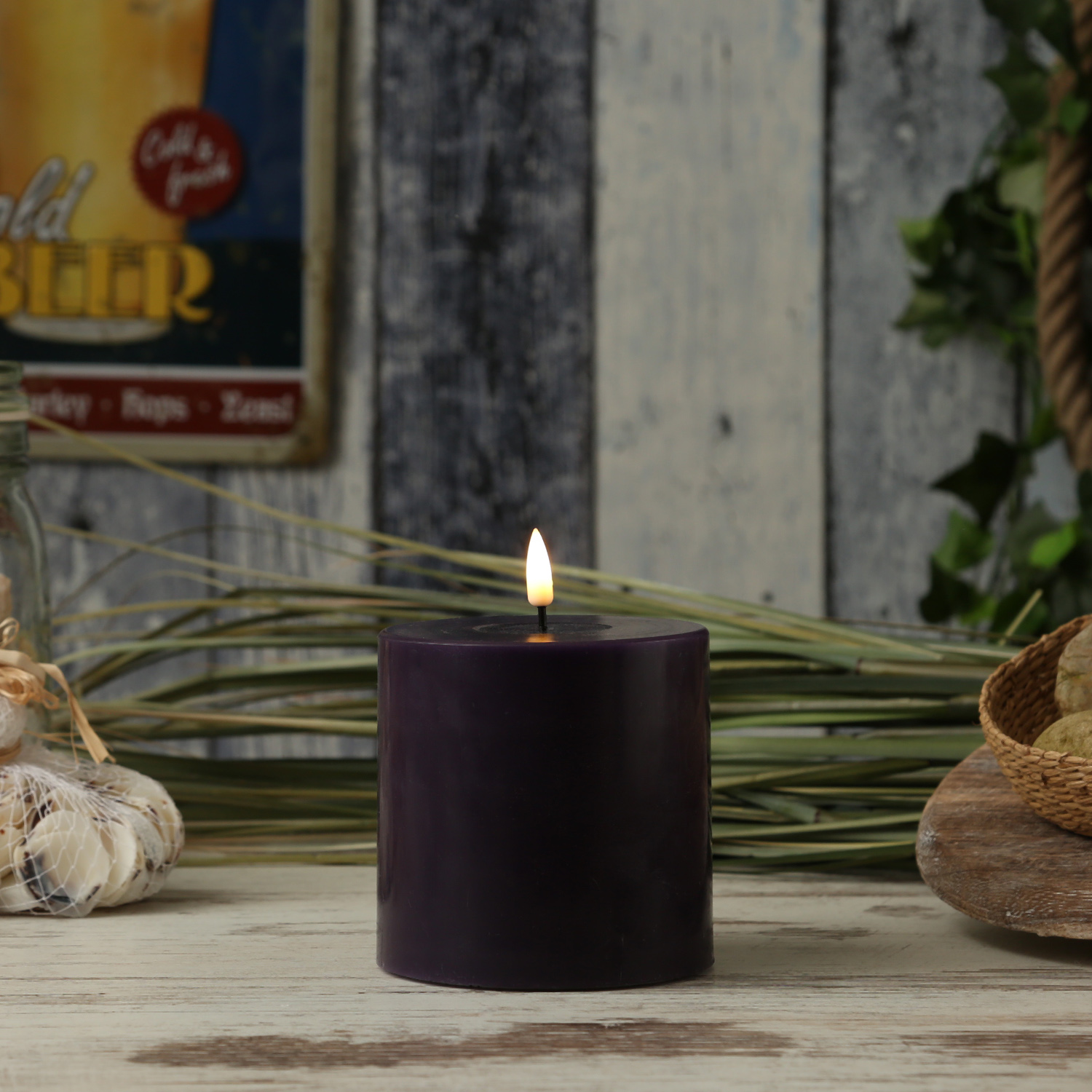 LED Stumpenkerze MIA - Echtwachs - realistische 3D Flamme - H: 10cm - D: 10cm - dunkellila LED Stumpenkerze MIA - Echtwachs - realistische 3D Flamme - H: 10cm - D: 10cm - dunkellila