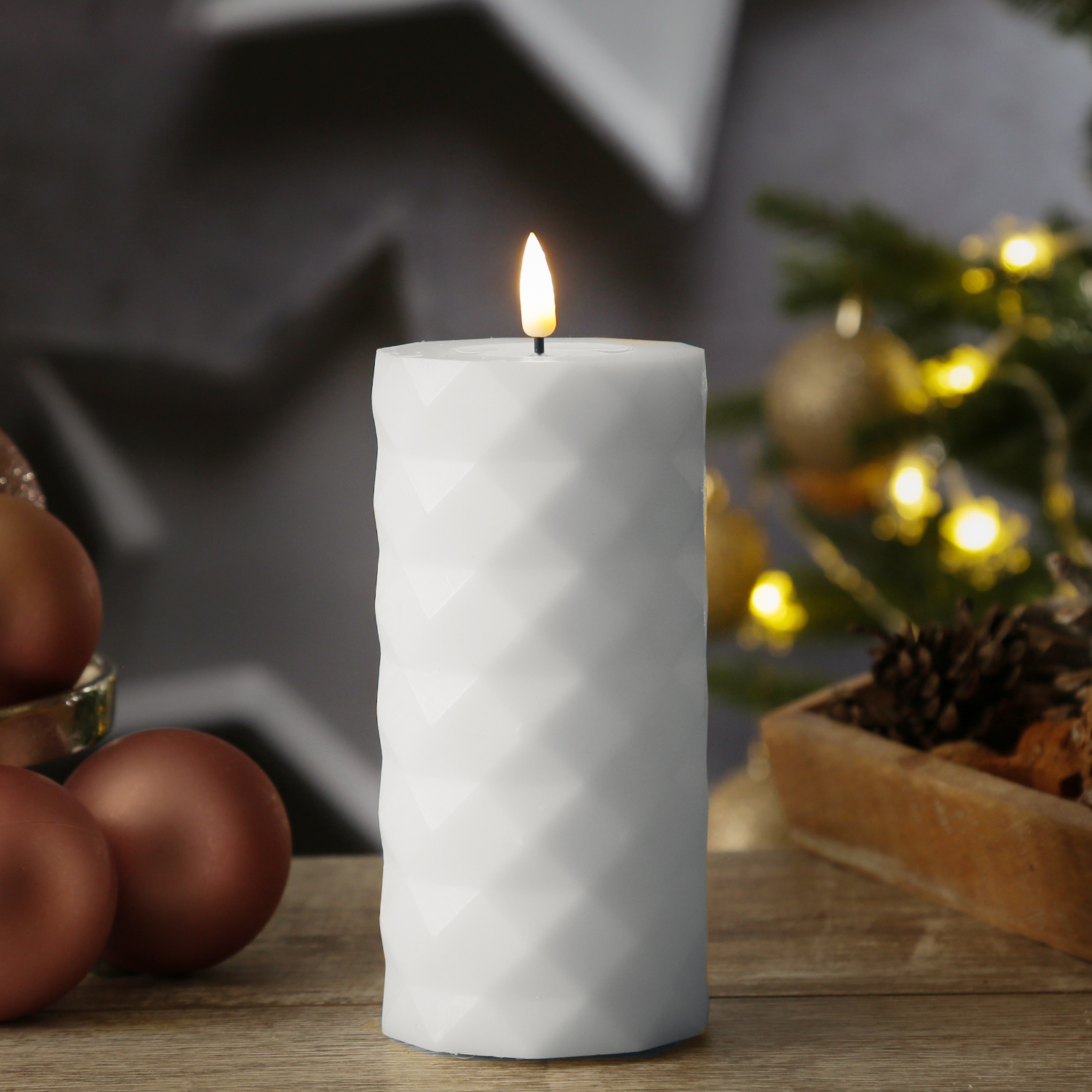 LED Stumpenkerze MIA - Rautenmuster - Echtwachs - 3D Flamme - H: 15cm - D: 7,5cm - weiß LED Stumpenkerze MIA - Rautenmuster - Echtwachs - 3D Flamme - H: 15cm - D: 7,5cm - weiß