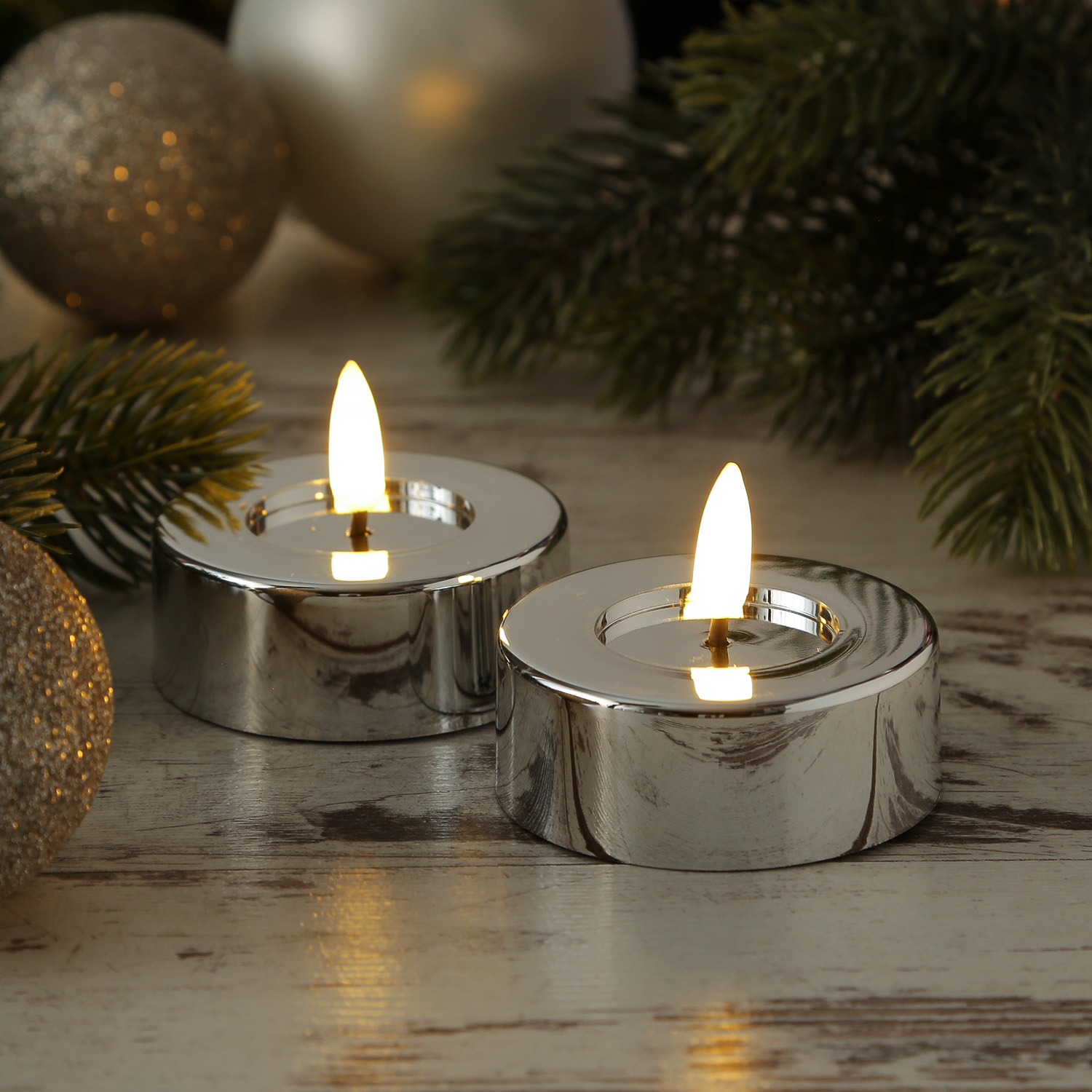 LED Maxi Teelichter - Kunststoff - D: 6,5cm - H: 5cm - Timer - silber glänzend - 2er Set LED Maxi Teelichter - Kunststoff - D: 6,5cm - H: 5cm - Timer - silber glänzend - 2er Set