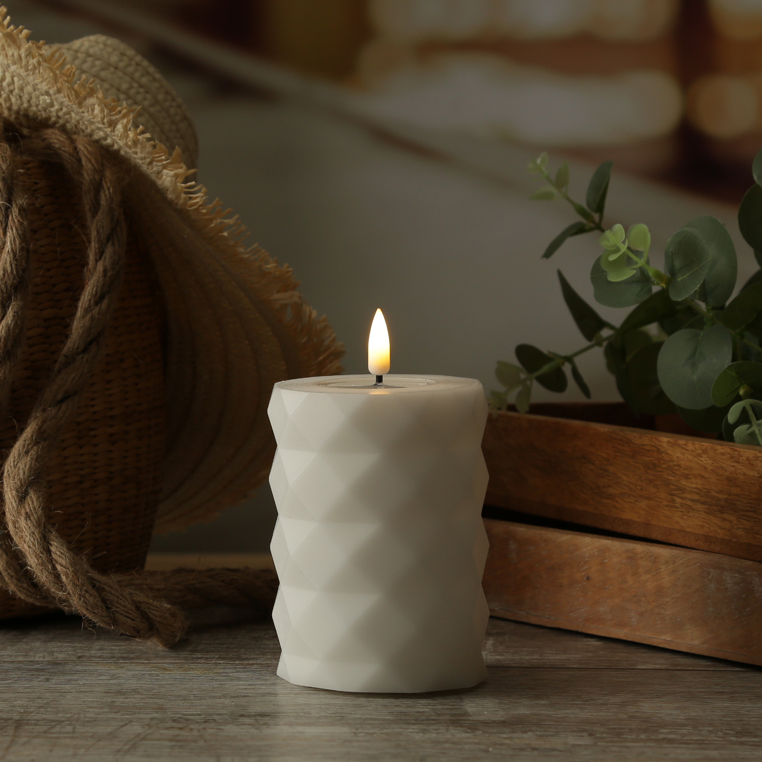 LED Stumpenkerze MIA - Rautenmuster - Echtwachs - 3D Flamme - H: 10cm - D: 7,5cm - weiß LED Stumpenkerze MIA - Rautenmuster - Echtwachs - 3D Flamme - H: 10cm - D: 7,5cm - weiß