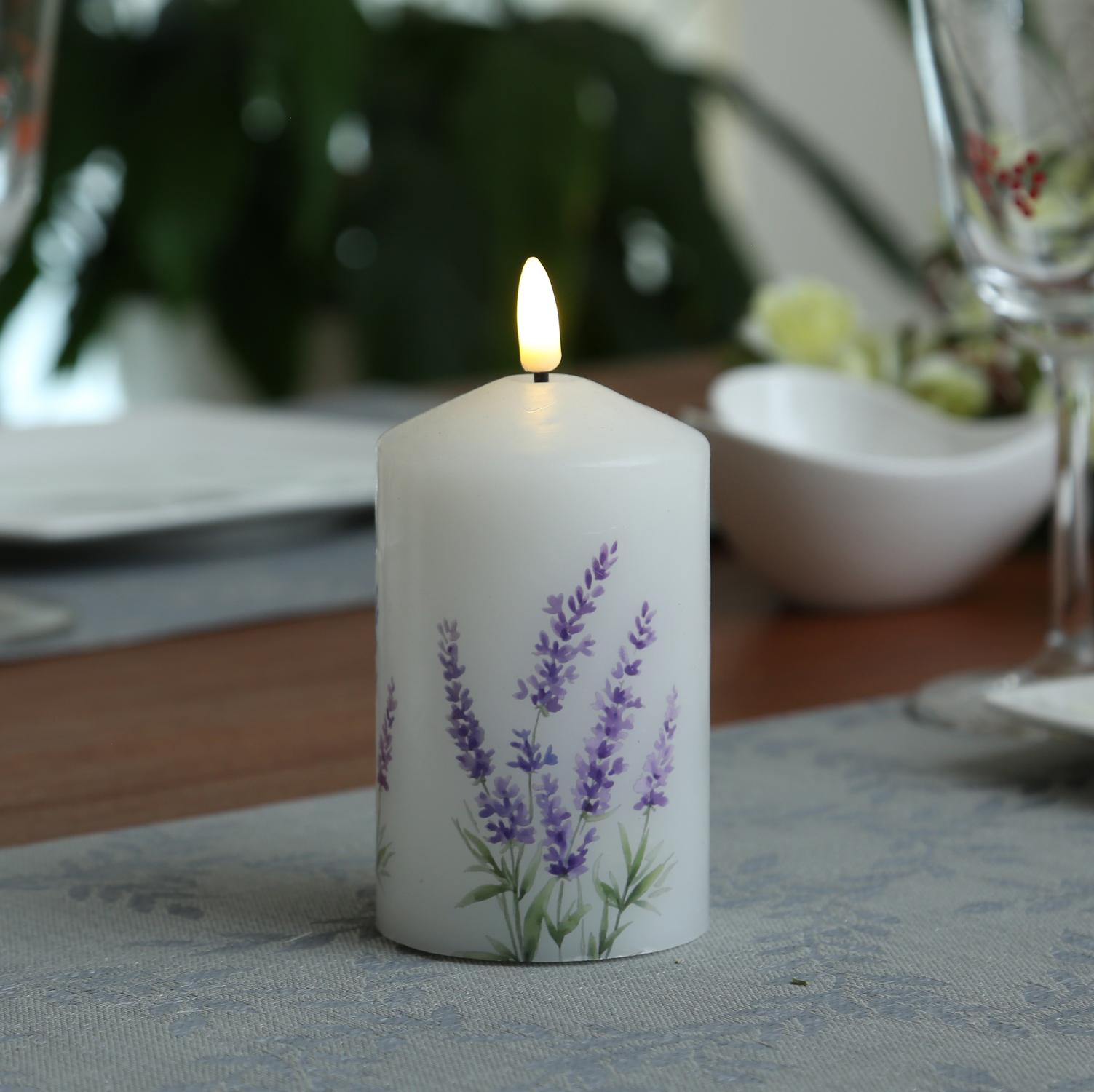 LED Kerze mit Lavendel Motiv - Echtwachs - H: 14,5cm - D: 7cm - Batteriebetrieb - Timer