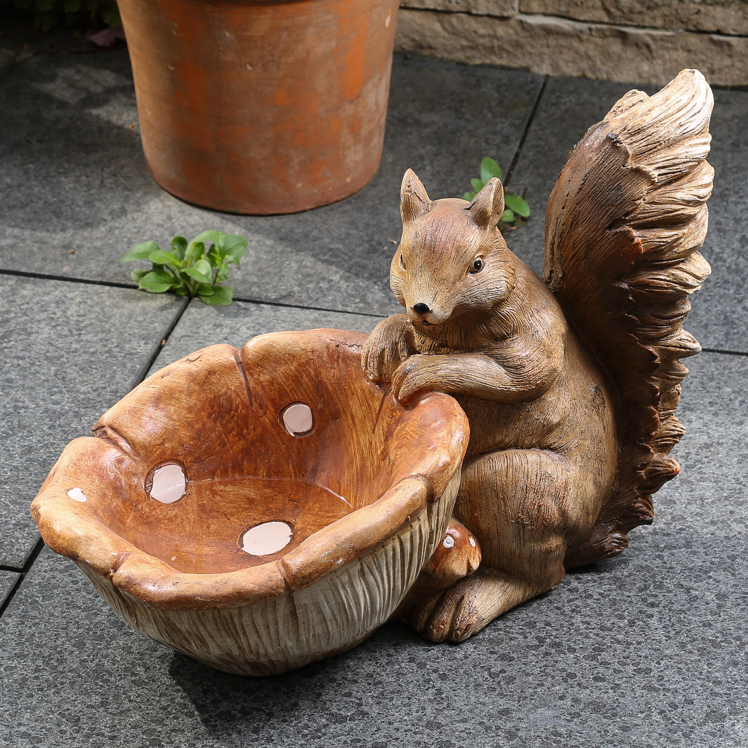 B-Ware Futterstelle Eichhörnchen mit Pilzschale - Gartenfigur - Vogeltränke - Kunststein - H:32,5cm - braun