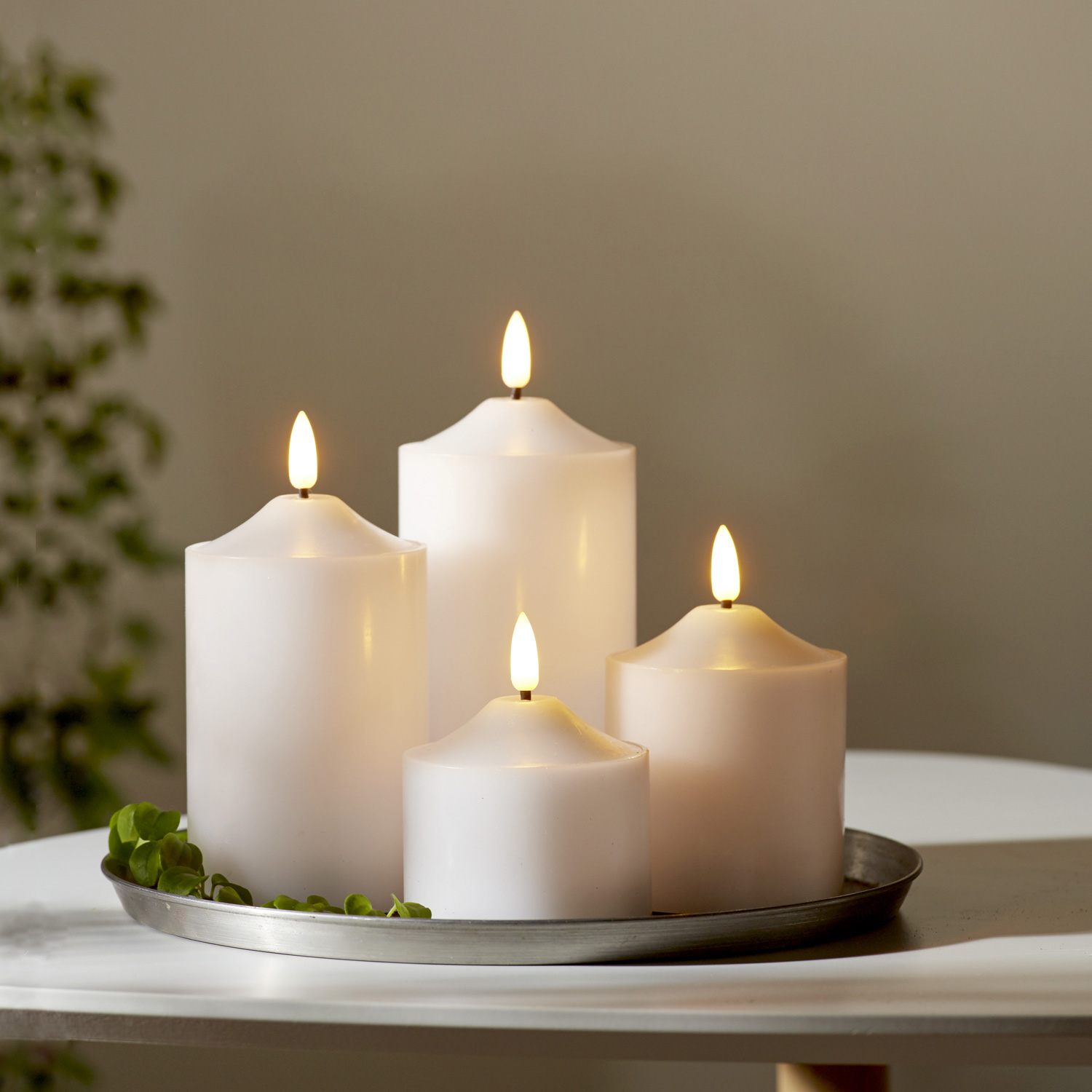 LED Stumpenkerze Flamme - Echtwachs - warmweiße 3D Flamme - H: 15cm - Batterie - Timer - weiß LED Stumpenkerze Flamme - Echtwachs - warmweiße 3D Flamme - H: 15cm - Batterie - Timer - weiß