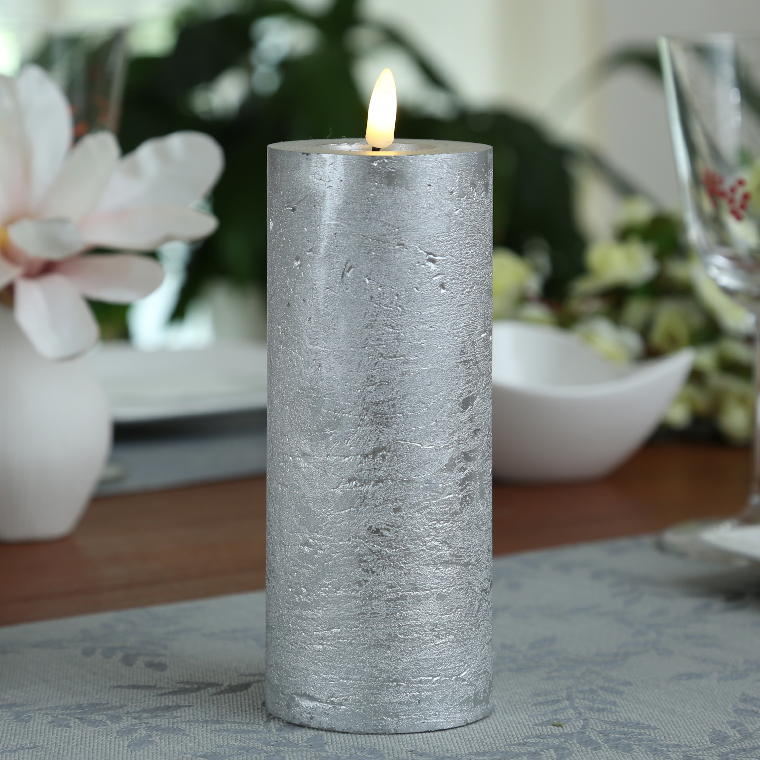 LED Kerze LINA - Rustik-Optik - Echtwachs - 3D Flamme - H: 19cm - D: 7cm - Timer - silber