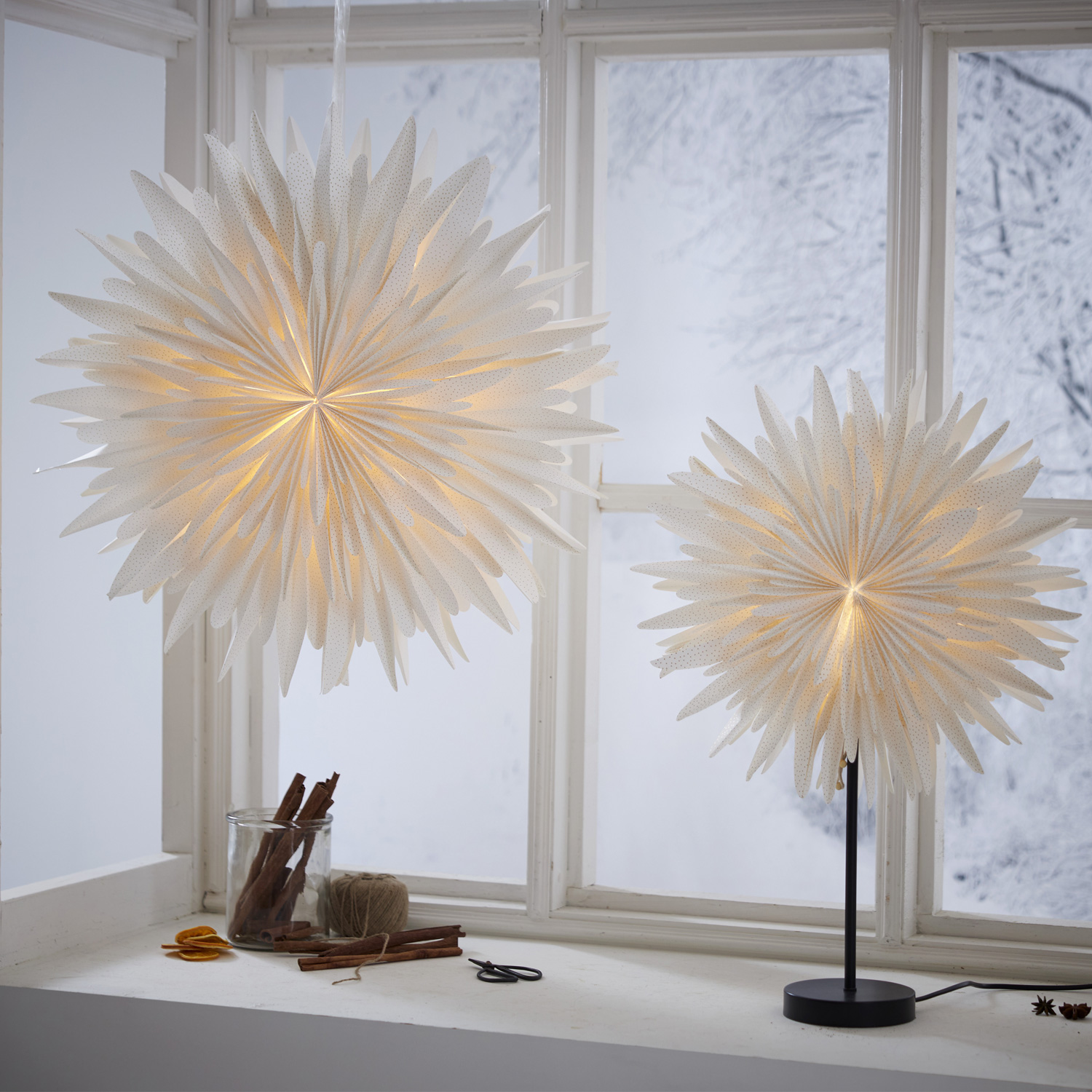 Papierstern WINTER - hängend - D: 60cm - mit Band - 3-lagig gefaltetes Papier - weiß