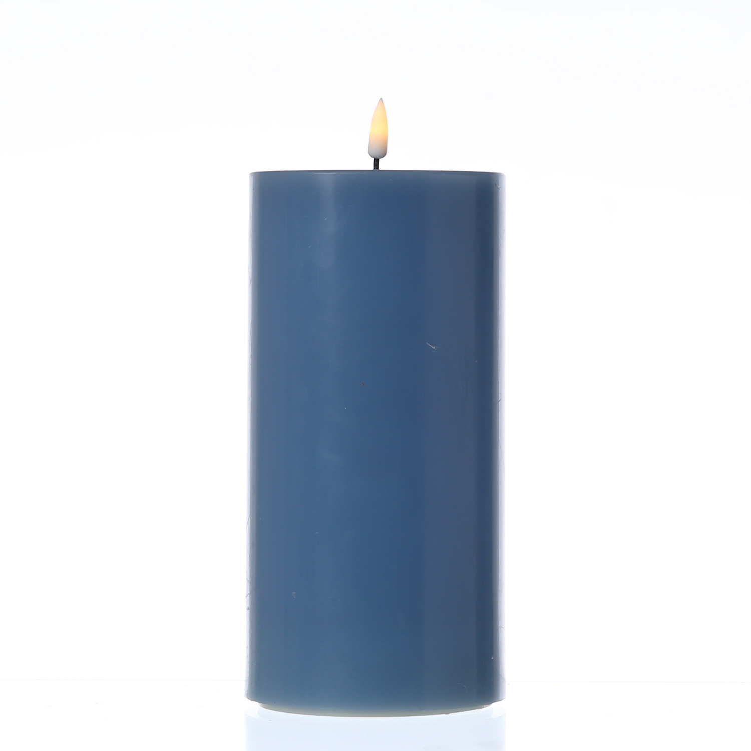 LED Stumpenkerze MIA - Echtwachs - realistische 3D Flamme - H: 20cm - D: 10cm - eisblau LED Stumpenkerze MIA - Echtwachs - realistische 3D Flamme - H: 20cm - D: 10cm - eisblau