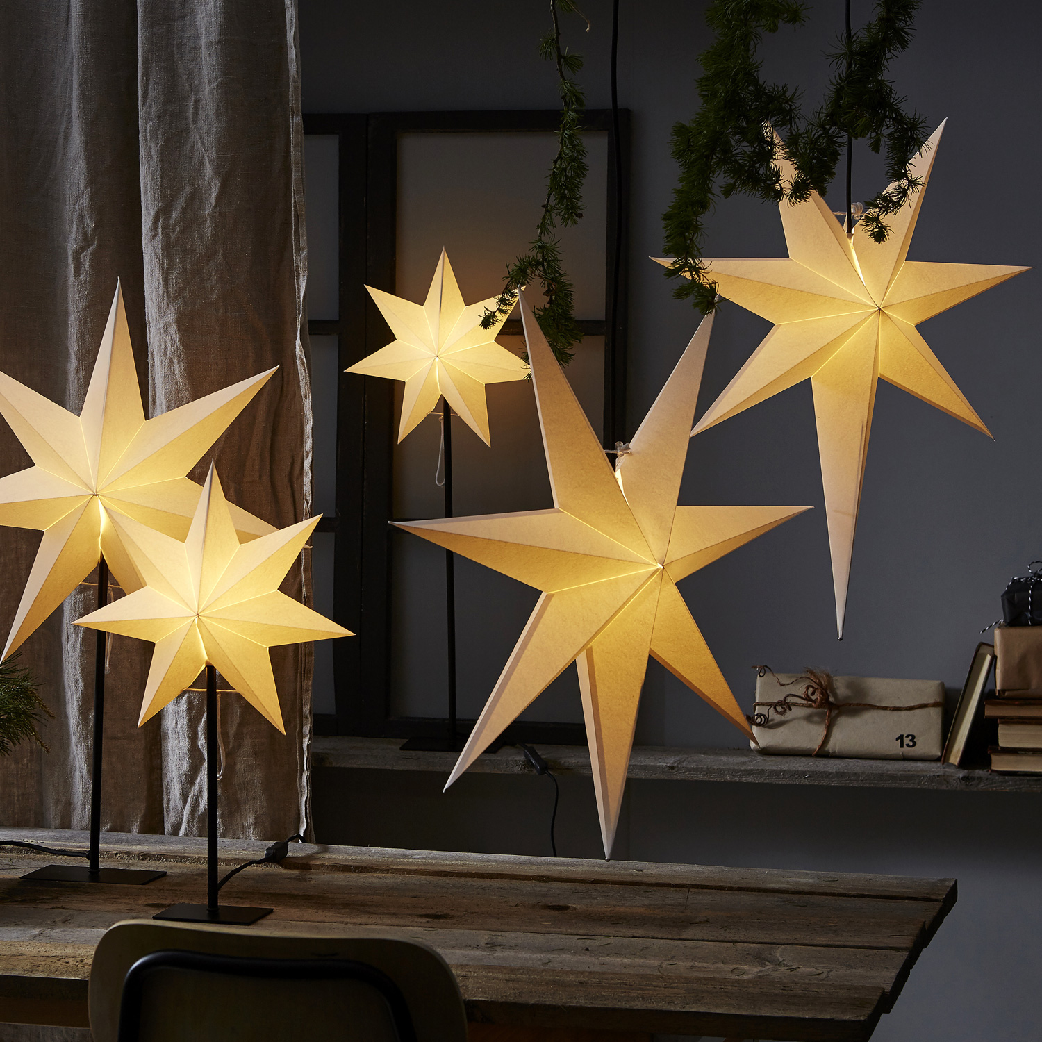 Papierstern "Frozen" - stehend - 7-zackig - D: 35cm, H: 85cm - E14 Fassung - inkl. Kabel - weiß Papierstern "Frozen" - stehend - 7-zackig - D: 35cm, H: 85cm - E14 Fassung - inkl. Kabel - weiß