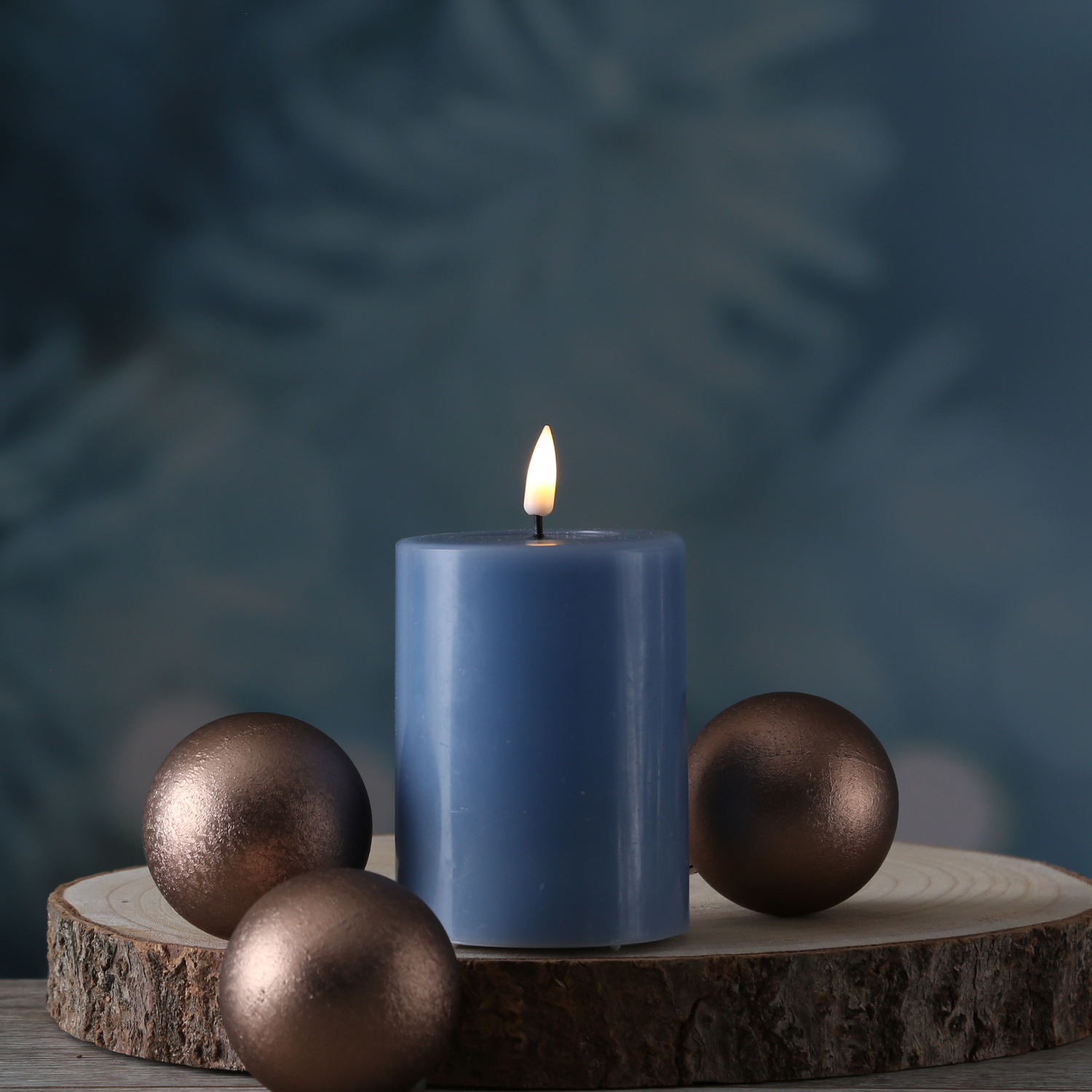 LED Stumpenkerze MIA - Echtwachs - realistische 3D Flamme - H: 10cm - D: 7,5cm - eisblau LED Stumpenkerze MIA - Echtwachs - realistische 3D Flamme - H: 10cm - D: 7,5cm - eisblau