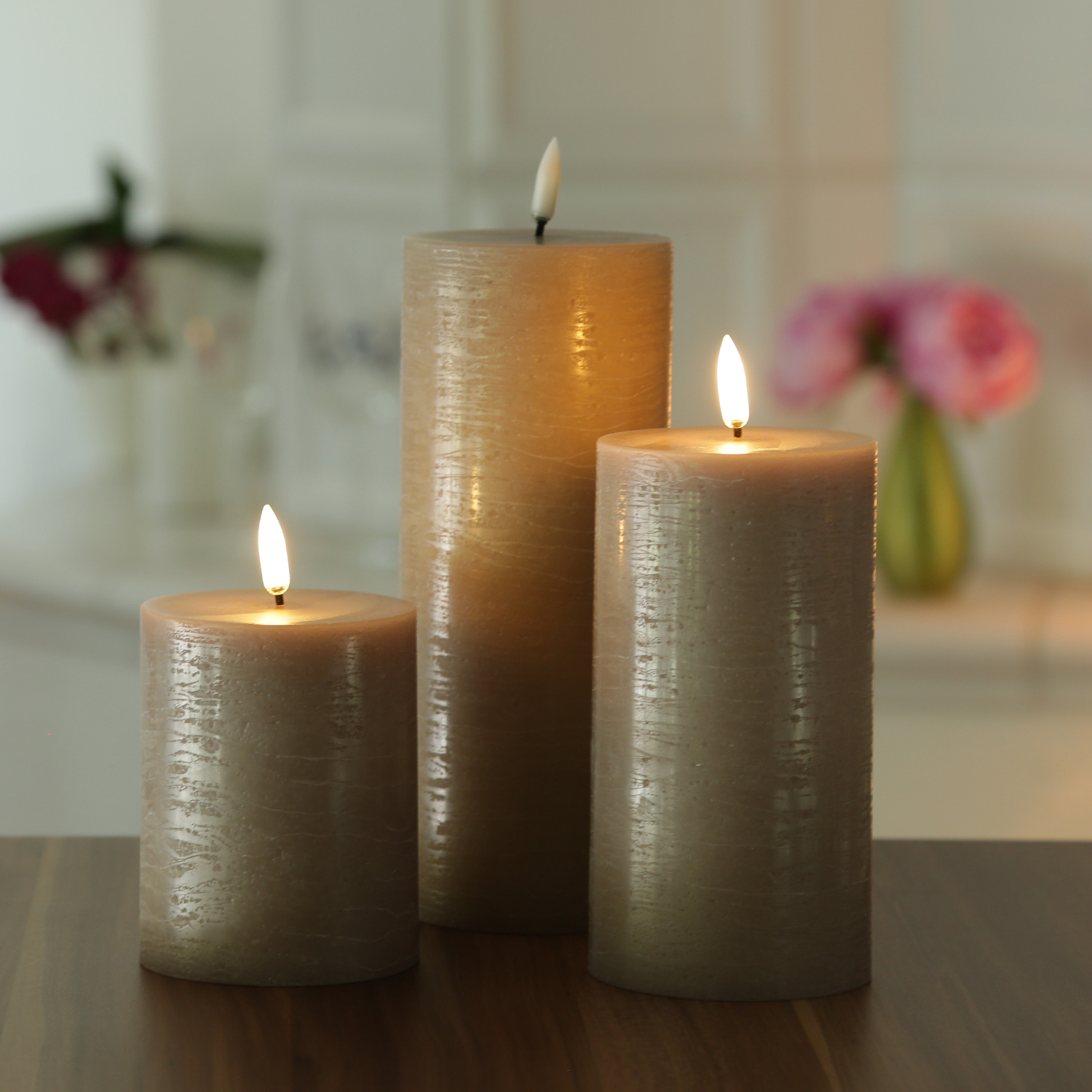 LED Kerze PIA - Rustik-Optik - Echtwachs - H: 15cm - D: 7,8cm - Timer - bis zu 1000 Std. - beige LED Kerze PIA - Rustik-Optik - Echtwachs - H: 15cm - D: 7,8cm - Timer - bis zu 1000 Std. - beige