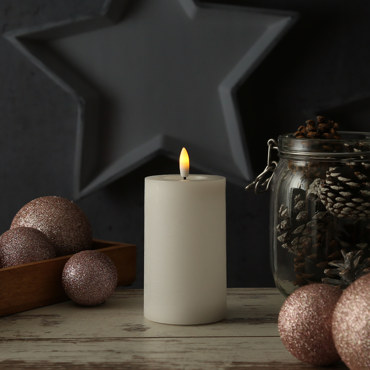 LED Kerze LINA - Rustik-Optik - Echtwachs - 3D Flamme - H: 11cm - D: 7cm - Batterie - Timer - weiß