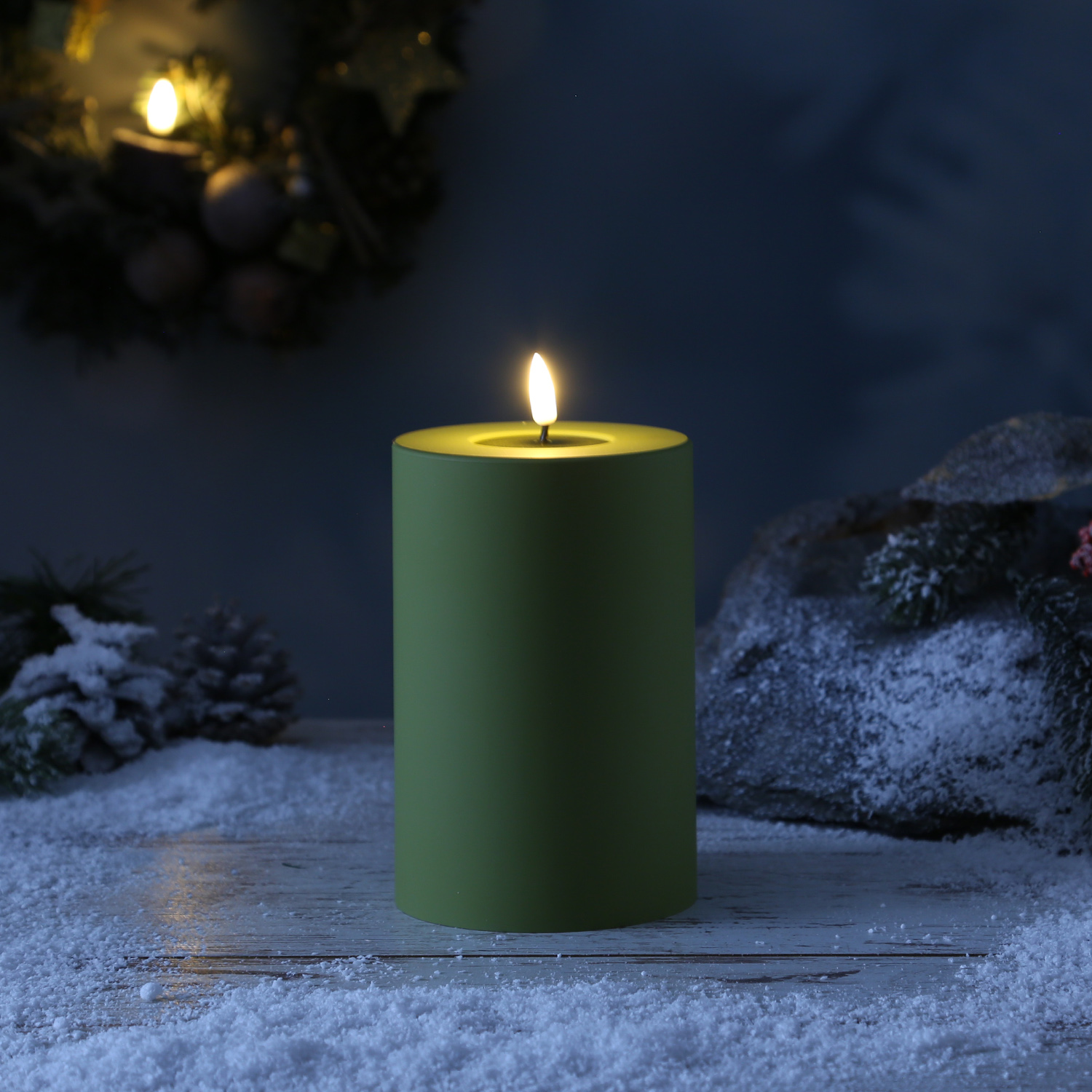 LED Stumpenkerze MIA - Kunststoff - realistische 3D Flamme - H: 15cm - f. Außen - grün LED Stumpenkerze MIA - Kunststoff - realistische 3D Flamme - H: 15cm - f. Außen - grün