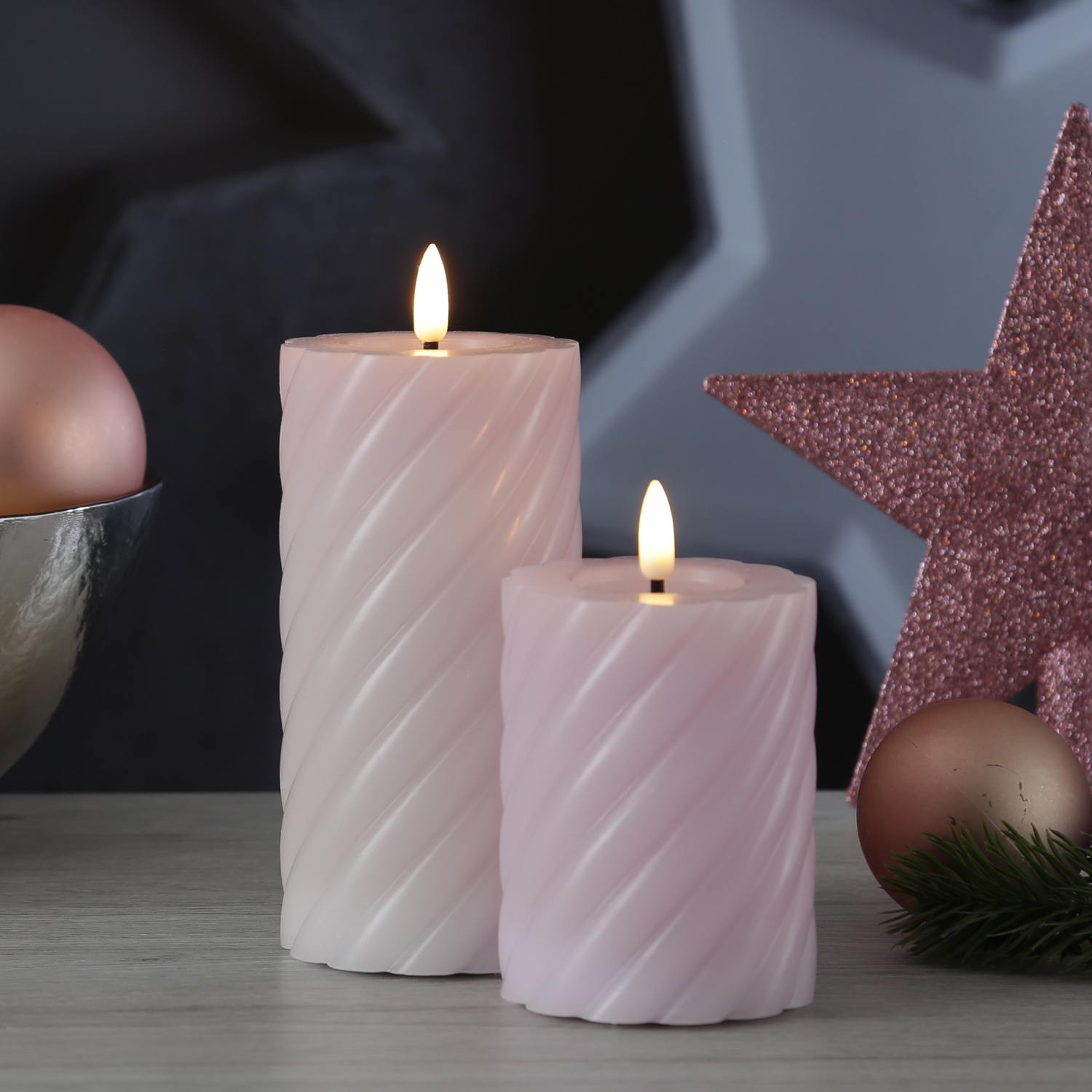 LED Stumpenkerze TWIST - Echtwachs - warmweiße 3D Flamme - H: 17,5cm - Batterie - Timer - flieder LED Stumpenkerze TWIST - Echtwachs - warmweiße 3D Flamme - H: 17,5cm - Batterie - Timer - flieder