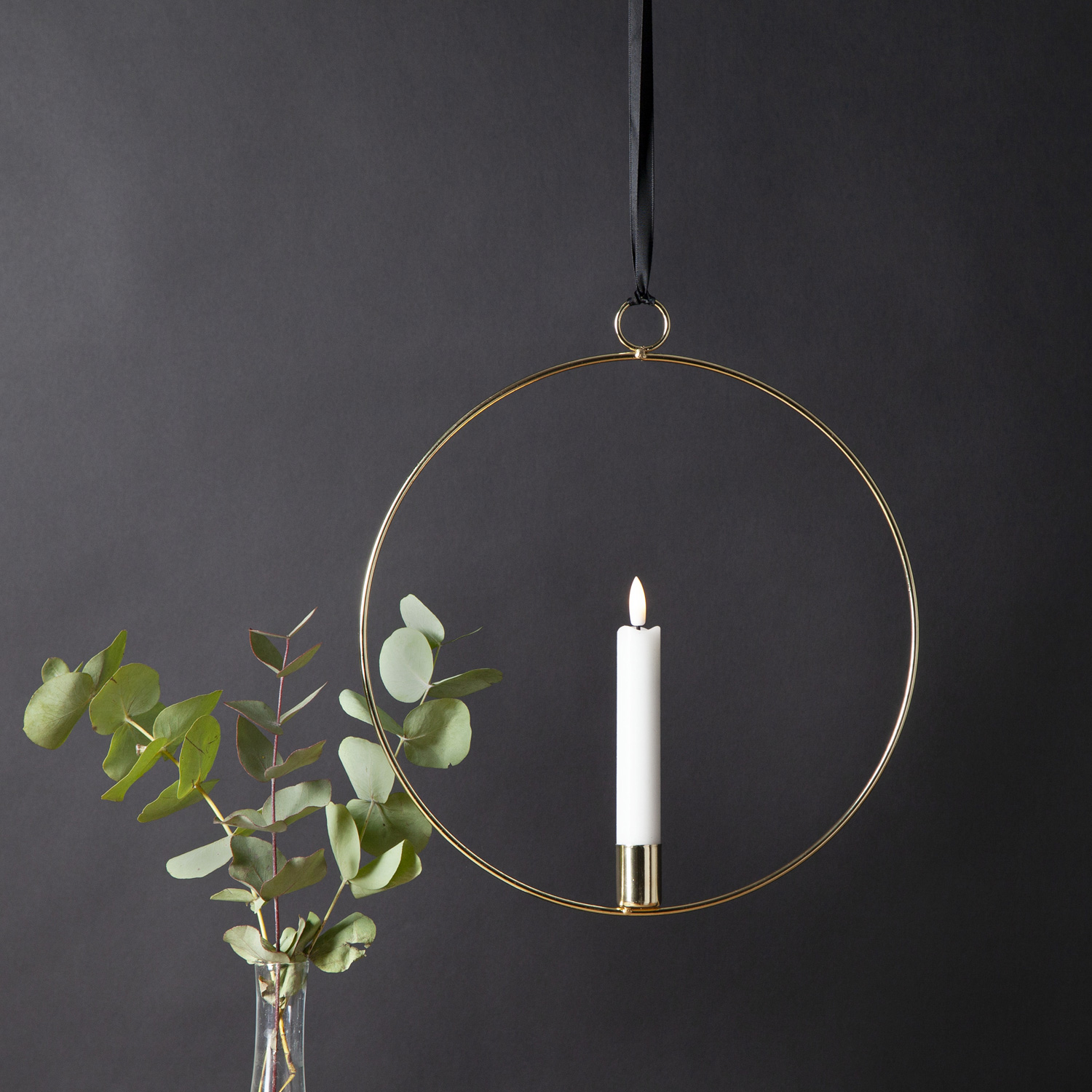 Dekoring mit LED Kerze Flamme - mit Aufhänger - D: 28,5cm - Timer - Batterie - gold Dekoring mit LED Kerze Flamme - mit Aufhänger - D: 28,5cm - Timer - Batterie - gold